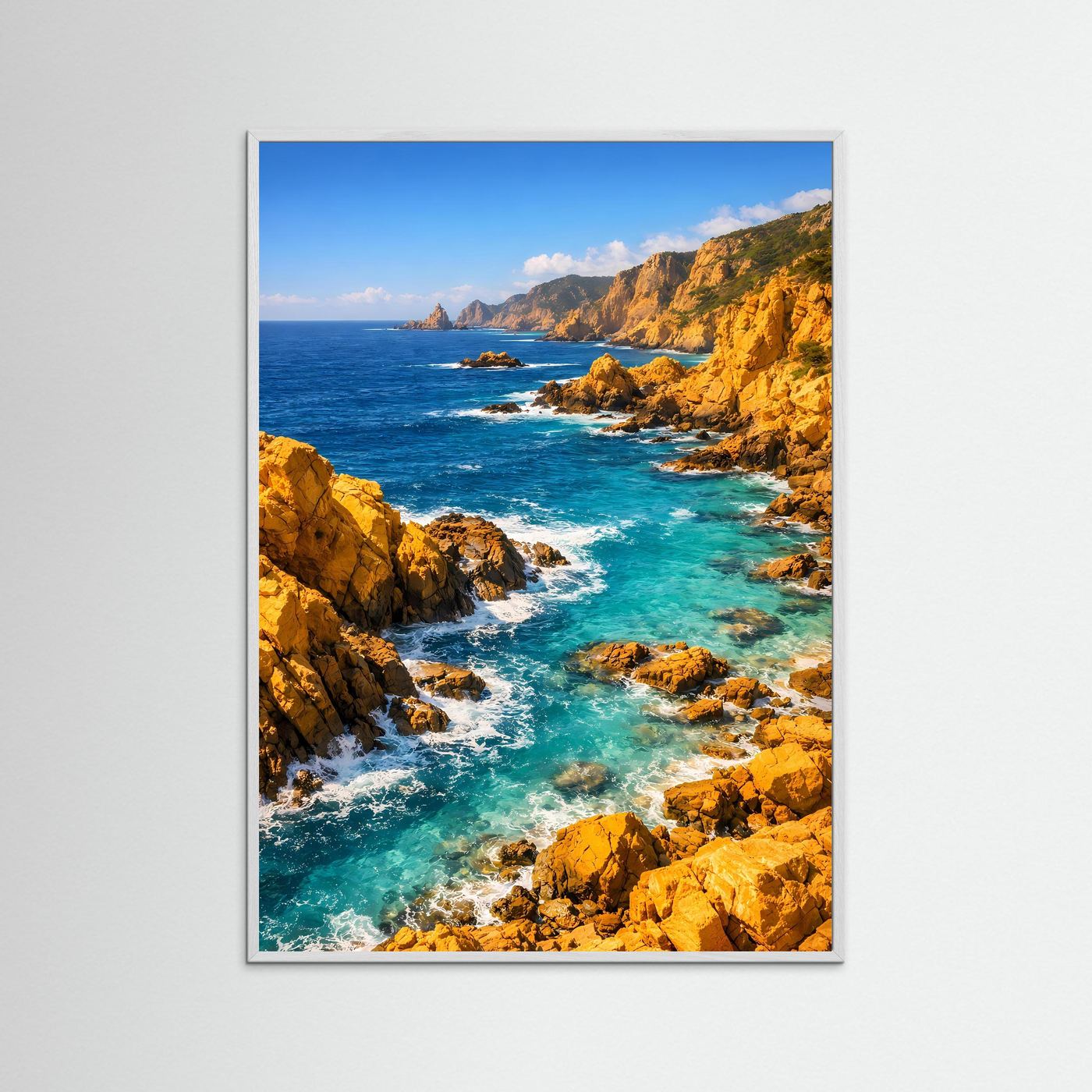 Mediterranes Klippen-Poster im Hochformat mit weißem Holzrahmen: türkisblaues Meer und ockerfarbene Felsen