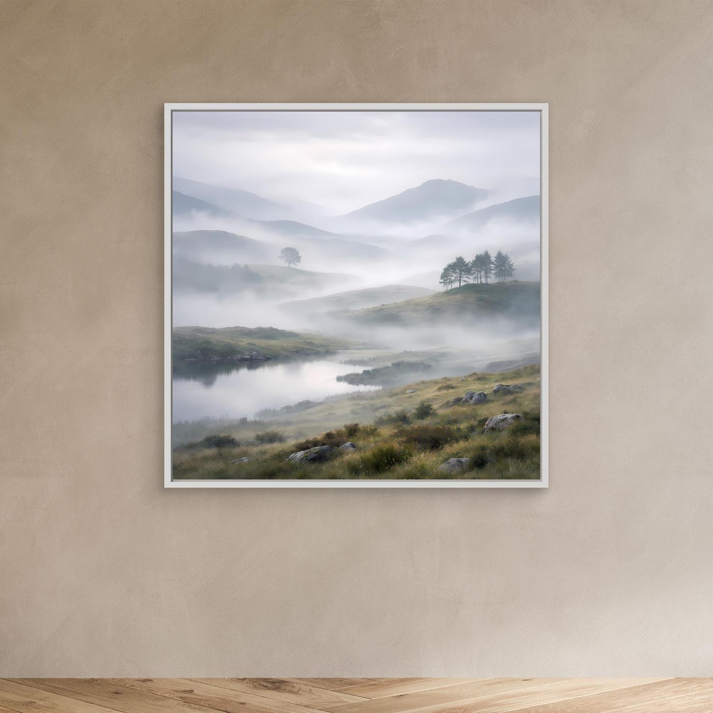 Leinwandbild mit weißem Rahmen und nebliger Landschaft rund um den Bergsee