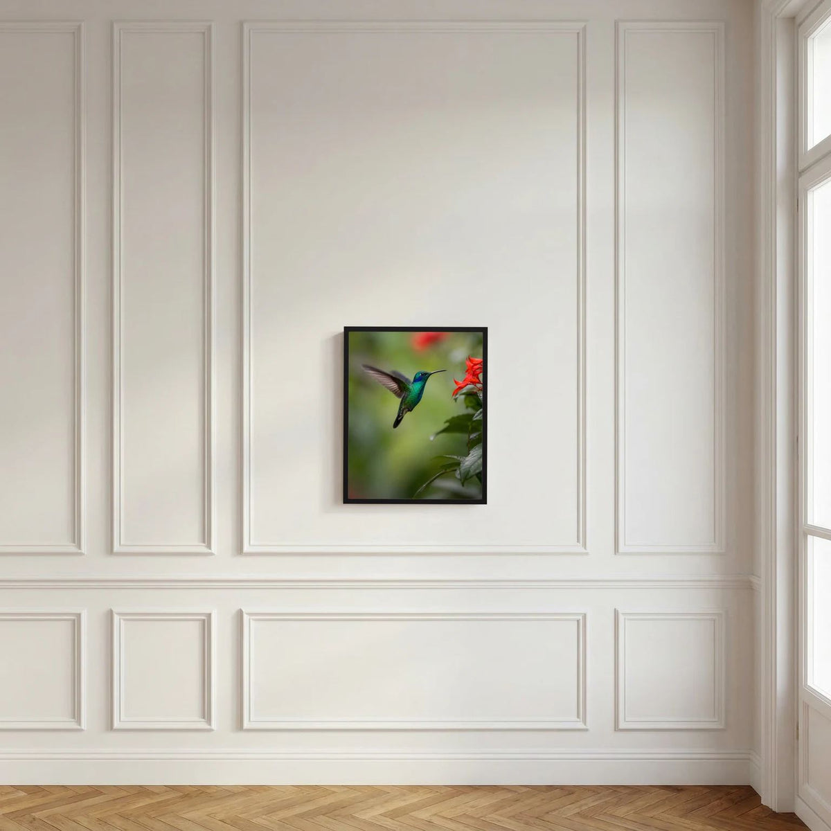 Wandbild im schwarzen Rahmen: Kolibri im Flug mit roten Blüten