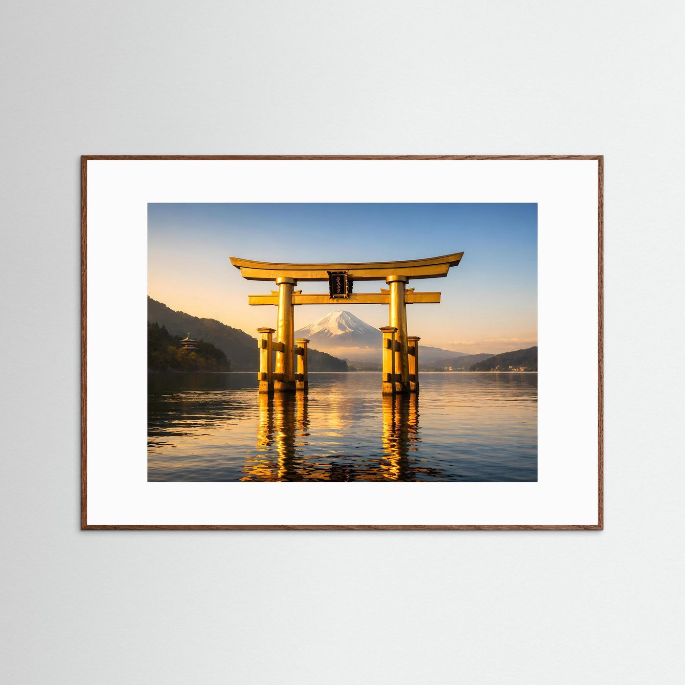 Goldenes Torii-Tor Poster mit Fuji bei Sonnenuntergang, dunkler Holzrahmen