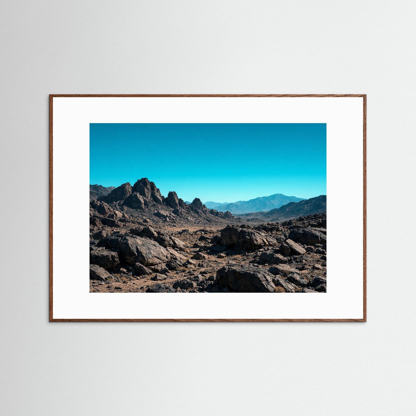 Querformatiges Poster: Felsenlandschaft und Gebirge im braunen Holzrahmen