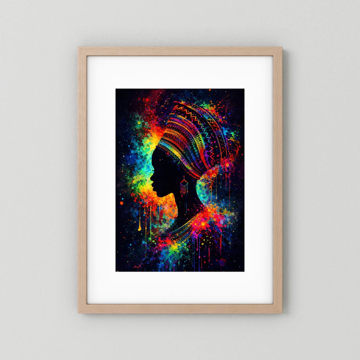 Gerahmtes Poster: Silhouette afrikanischer Frau im Neon-Graffiti, hellbrauner Holzrahmen