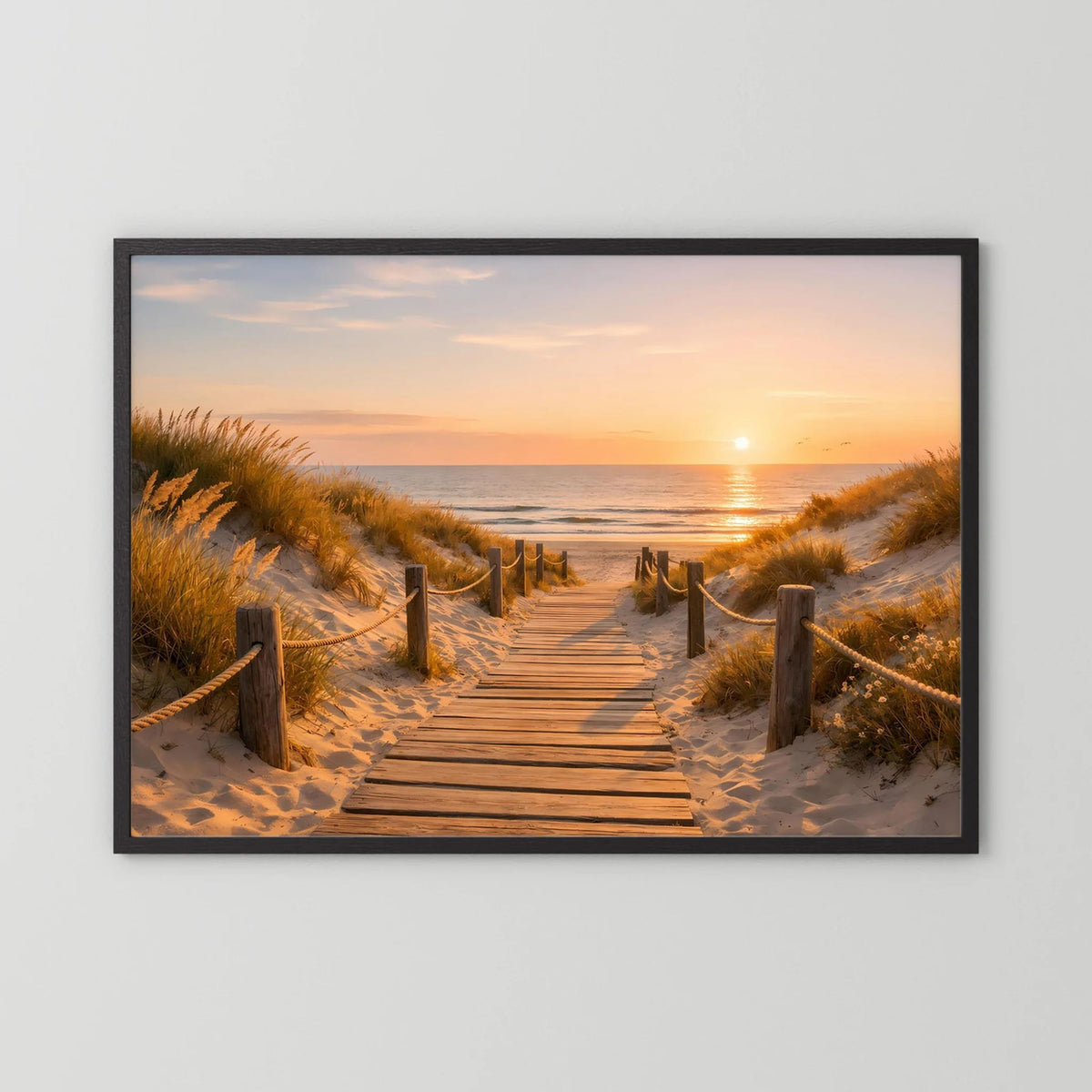 Wandbild mit schwarzem Rahmen und Dünenweg am Meer bei Sonnenuntergang