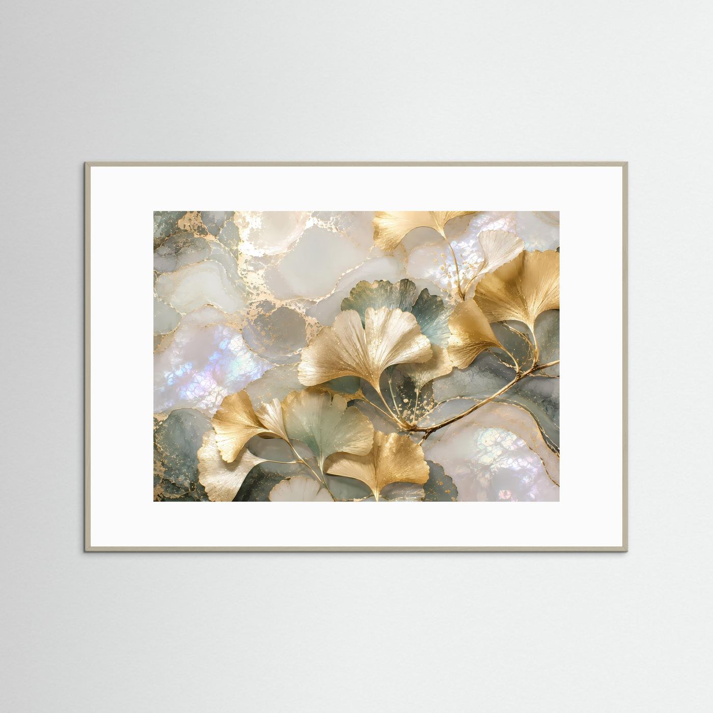 Botanisches Poster mit Ginkgo-Motiv, goldene Blätter und perlmuttartige Schimmer, weißer Rahmen