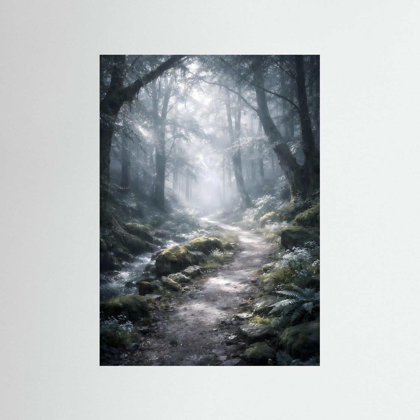 Natur-Porträtposter mit Waldweg im Nebel, moosige Grüntöne und schimmerndem Licht