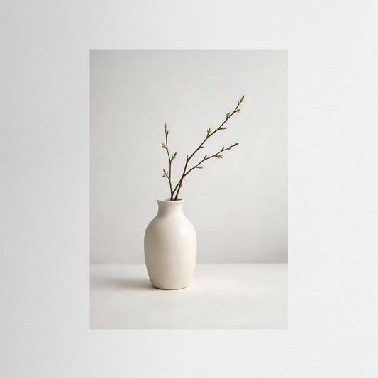 Stillleben-Poster mit cremeweißer Vase und Frühlingszweig, ohne sichtbaren Rahmen, Hochformat