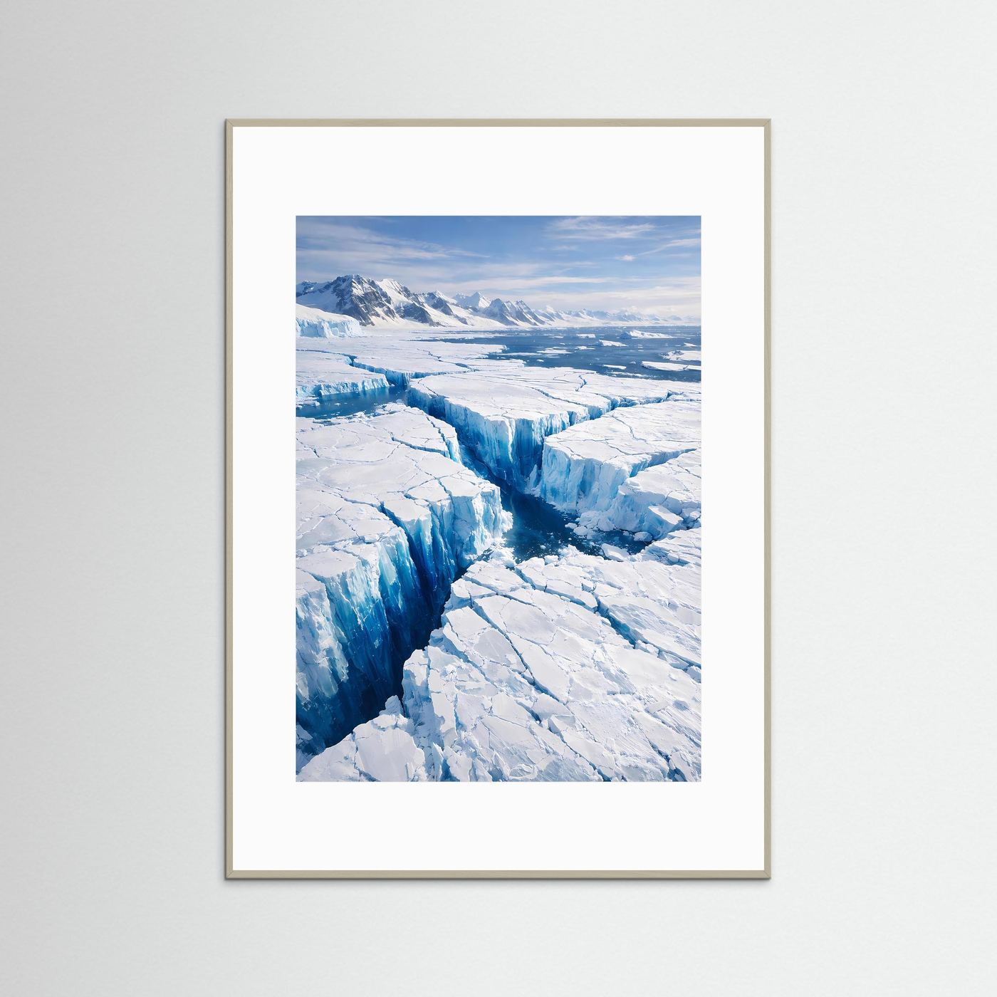 Hochformatiges Eisberge-Poster mit grauem Holzrahmen und weißem Passepartout