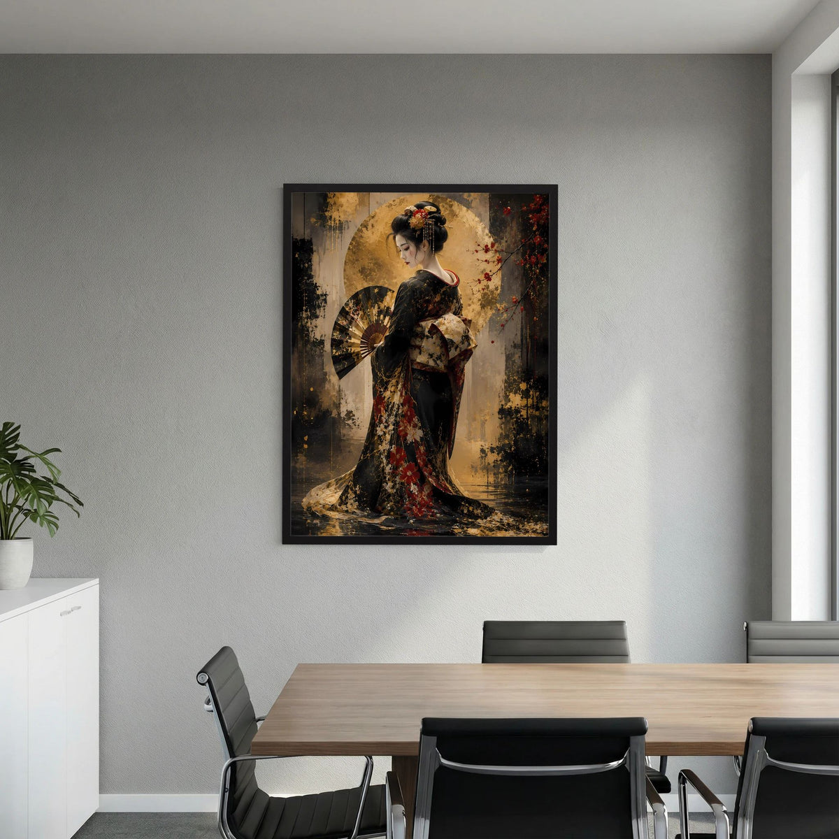 Hochformat-Poster mit Geisha im schwarzen und goldenen Kimono, mit Fächer und Spritzdekor