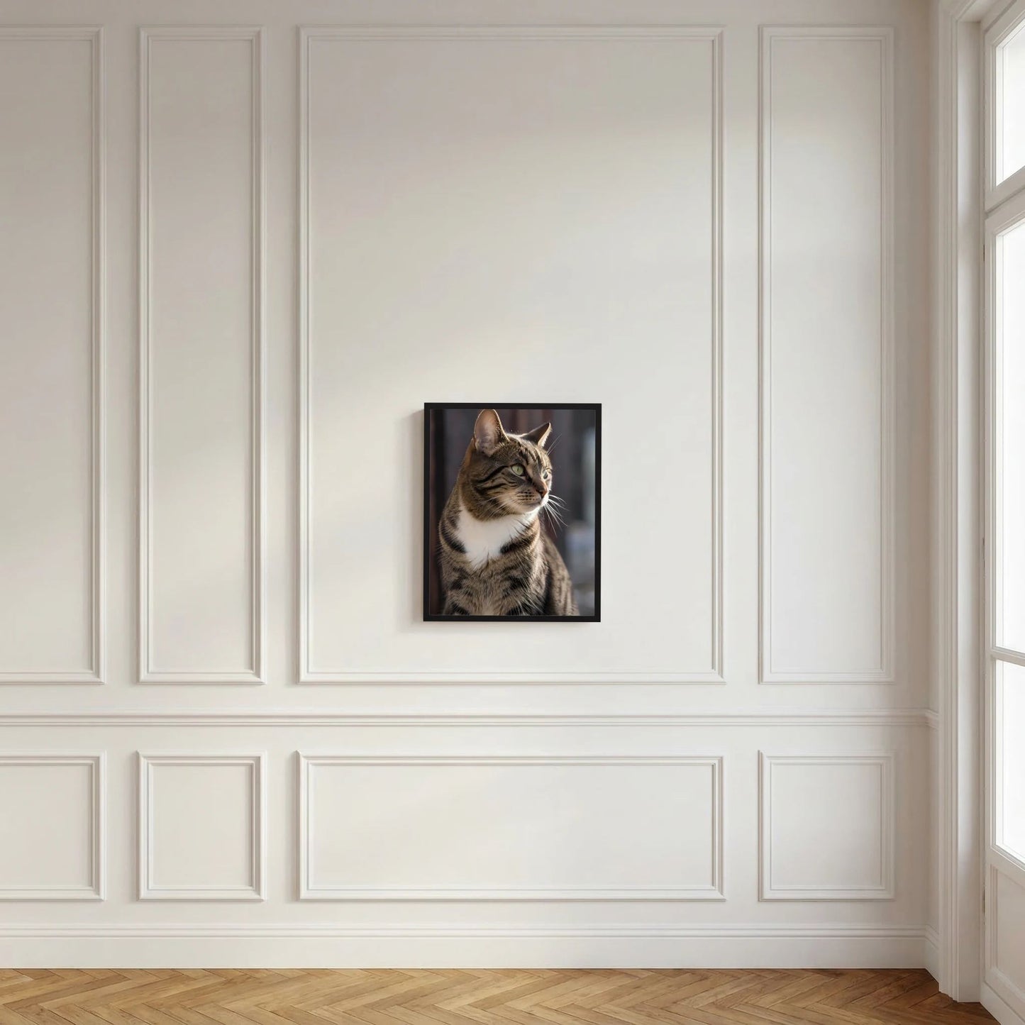 Gerahmtes Poster mit Porträt einer getigerten Katze, grüne Augen, aufgerichtete Ohren