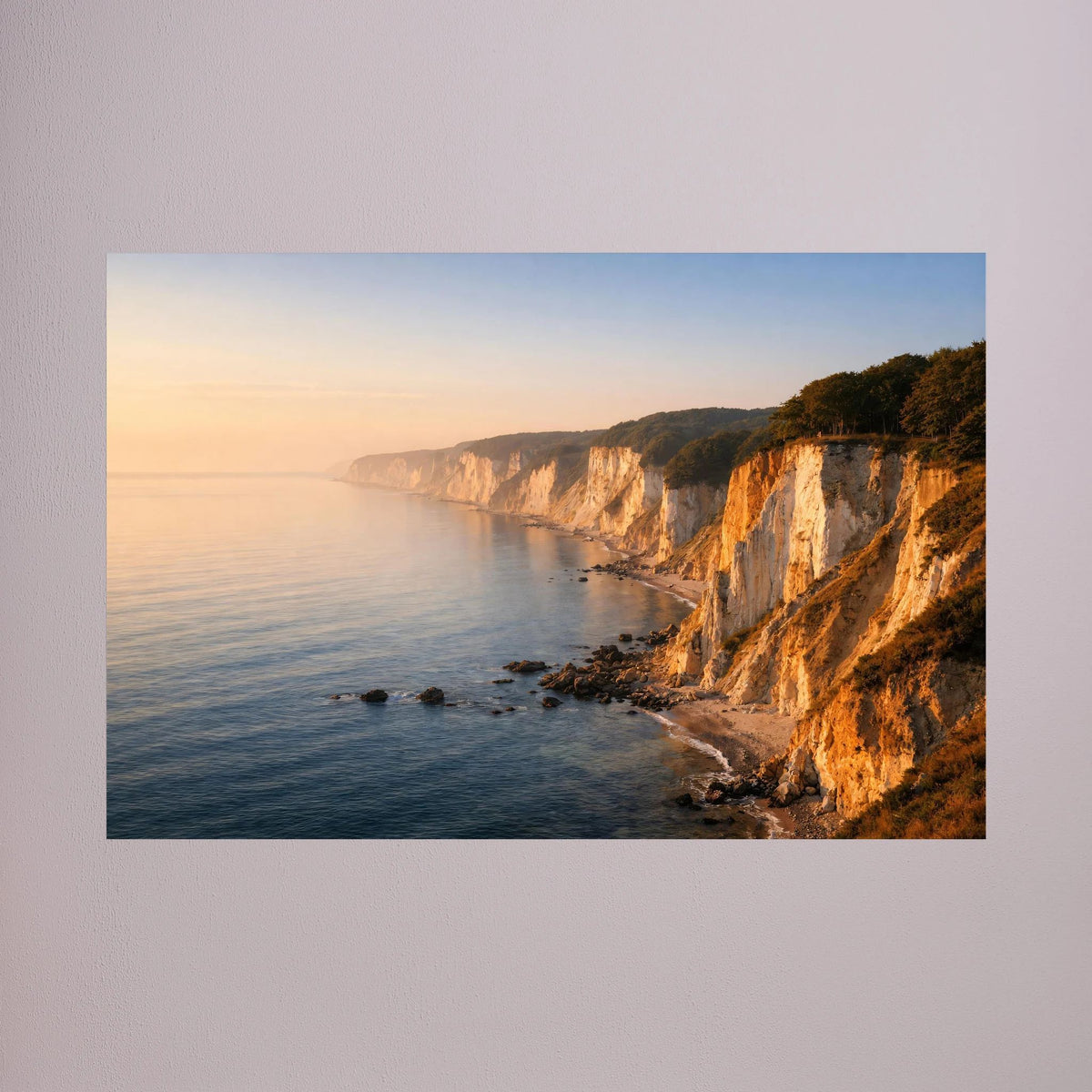 Ostsee-Wandbild im Querformat mit Kreidefelsen und ruhigem Meer bei Sonnenaufgang