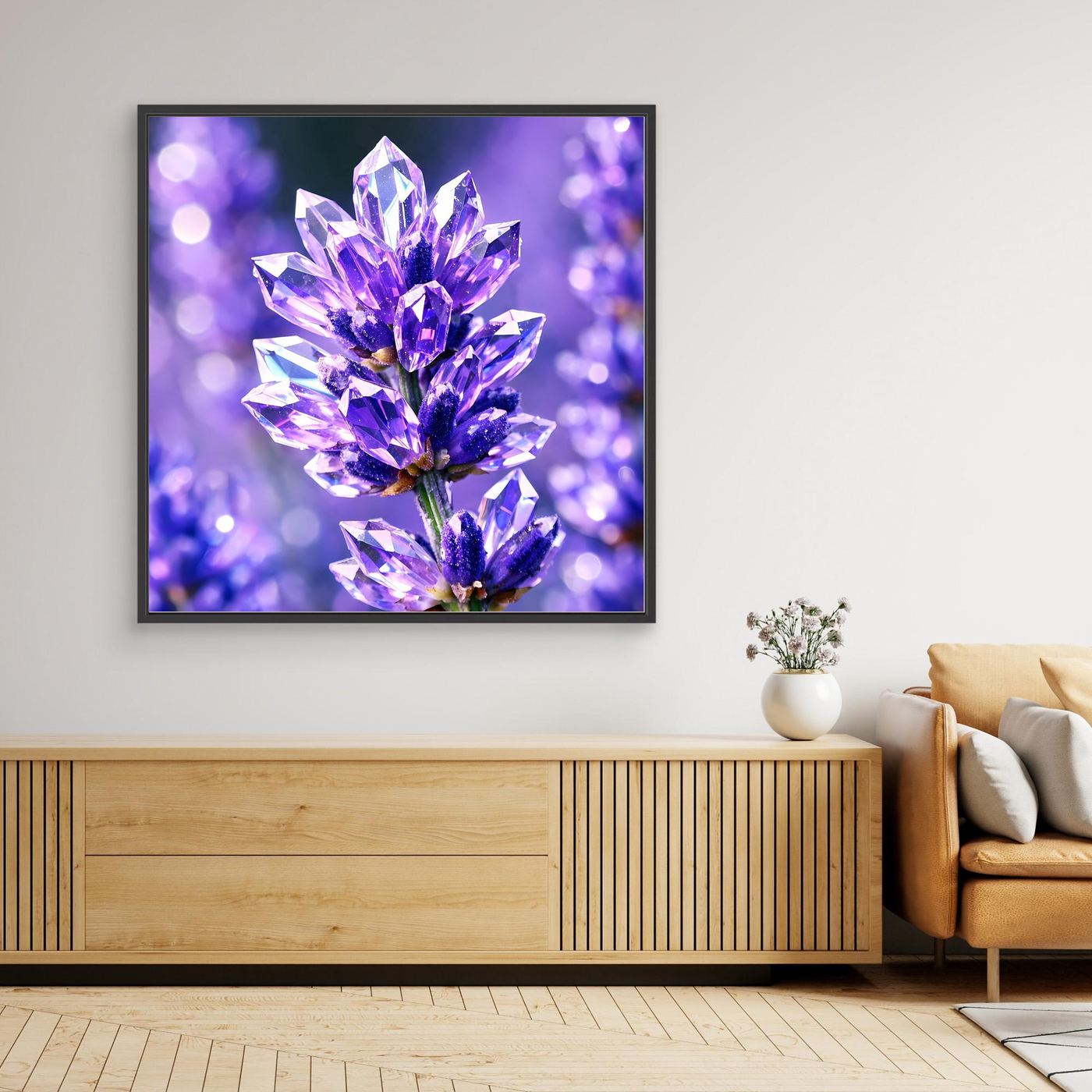 Leinwandbild mit violetten Kristallblüten, schwarzer Rahmen, abstraktes Naturmotiv