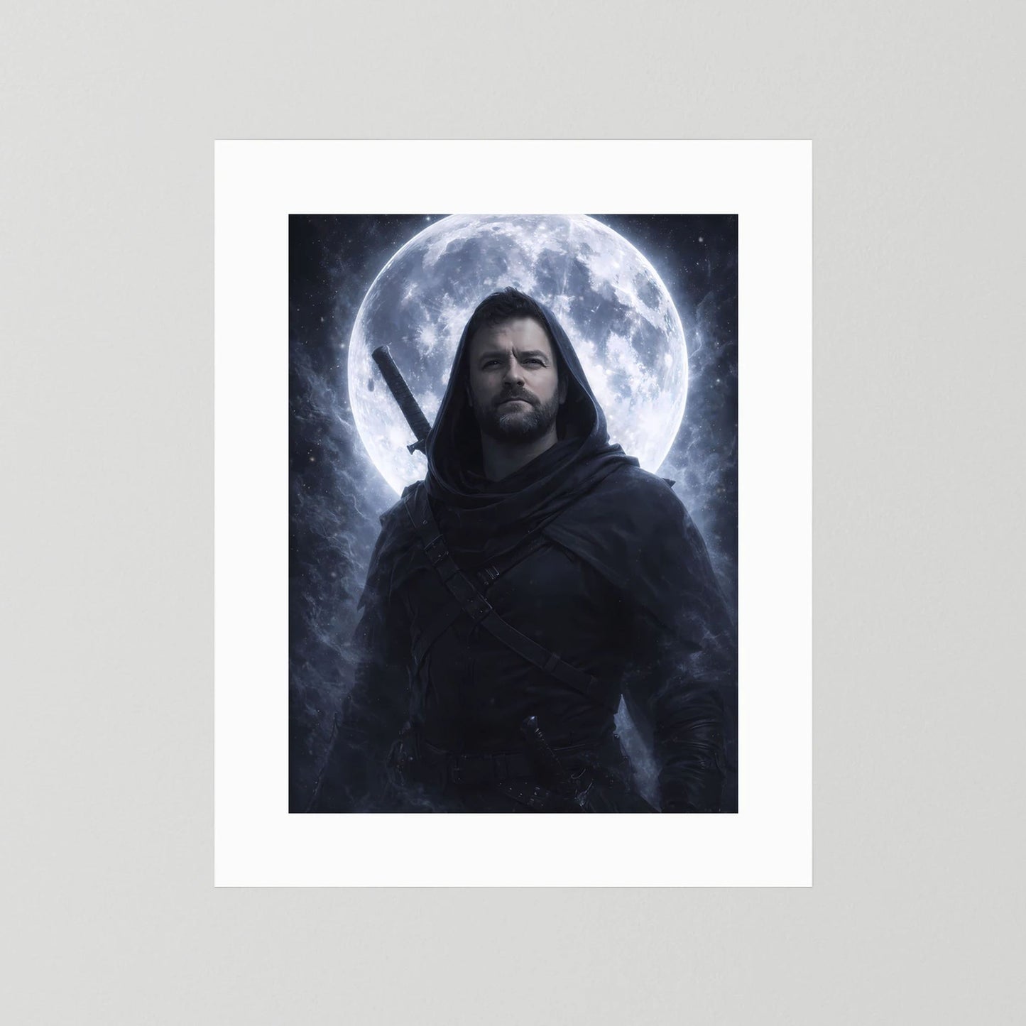 Fantasy-Poster ohne Rahmen: dunkler Krieger in Kapuze vor Vollmond, weißer Rand
