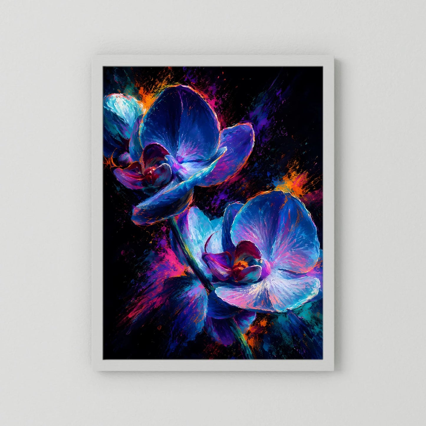 Hochformatiges Poster mit Orchideen in Blau und Pink auf schwarzem Hintergrund, weißer Rahmen