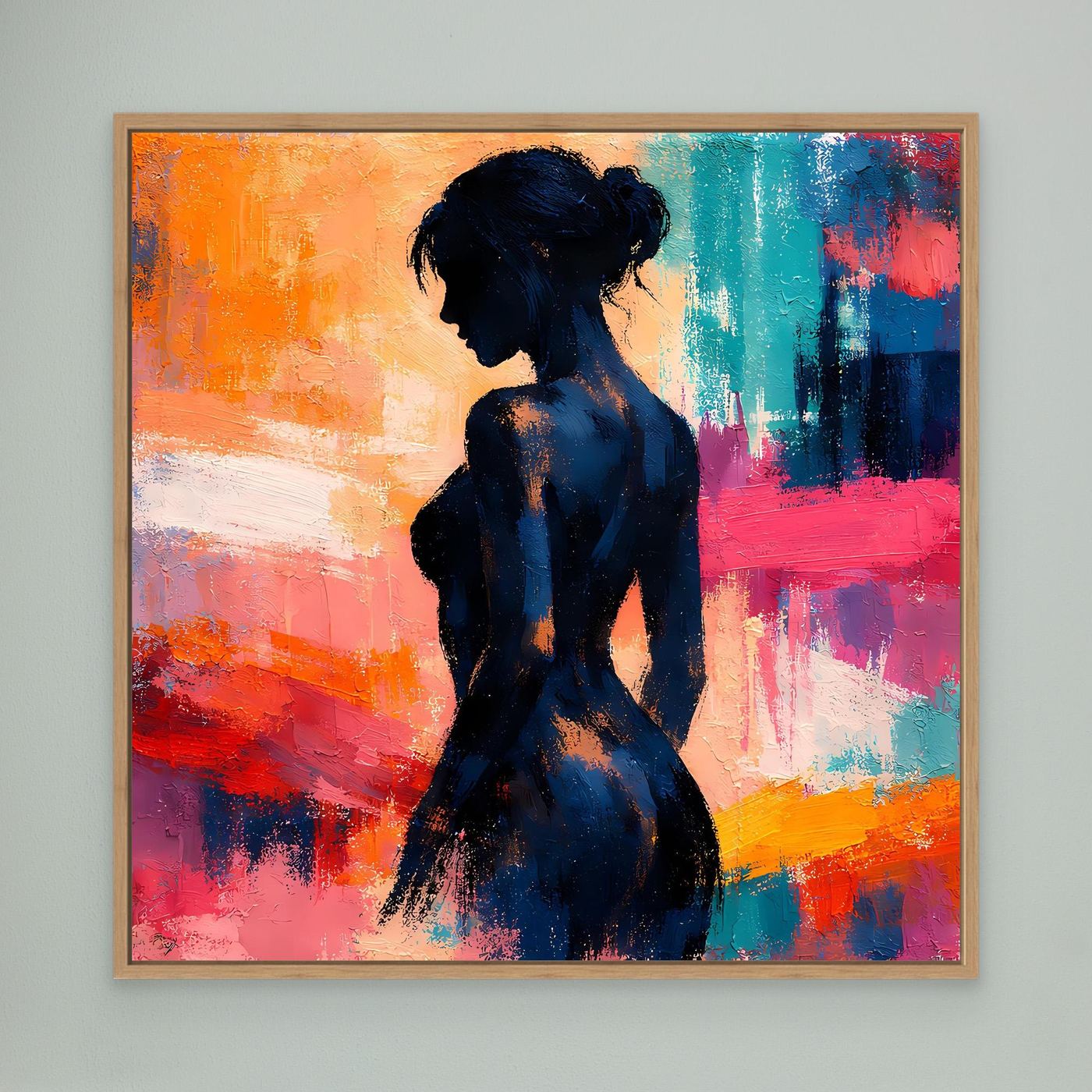 Oakfarben gerahmtes Leinwandbild: Frauensilhouette in Dunkelblau, bunte Pinselstriche.