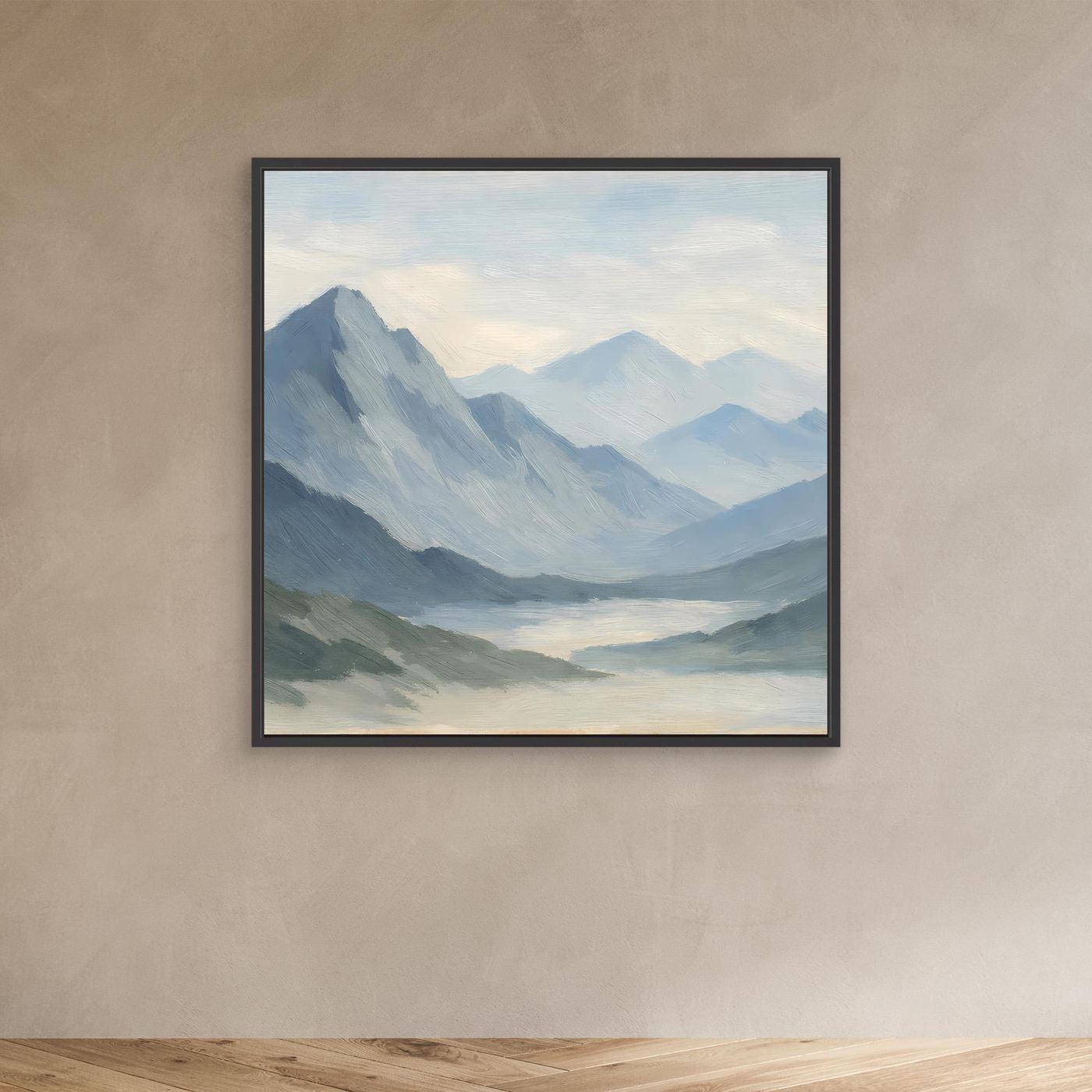 Berglandschafts-Leinwandbild mit schwarzem Rahmen: neblige Alpen in Hellblau und Grau