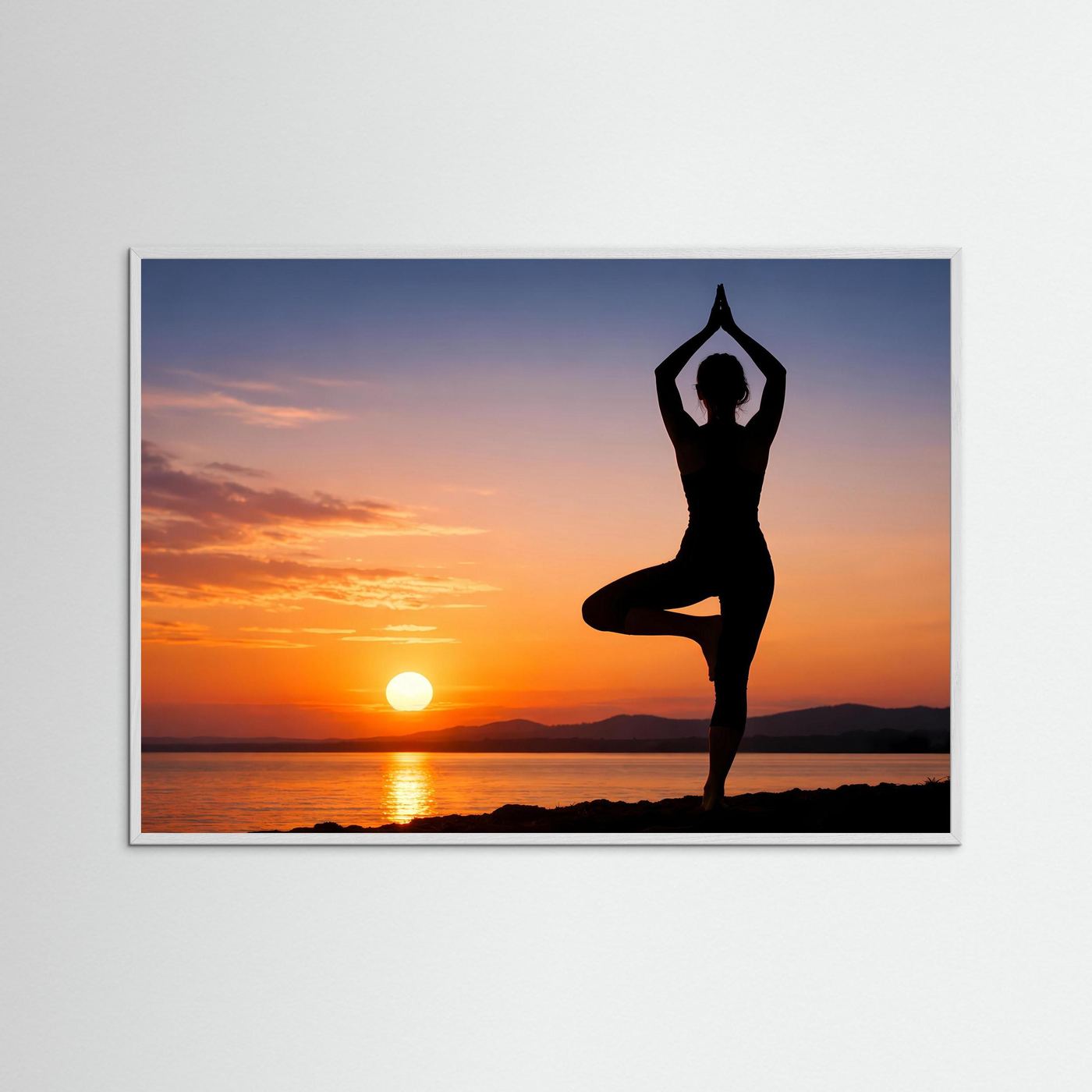 Poster im Querformat mit Yoga-Silhouette und Sonnenuntergang, grauer Rahmen