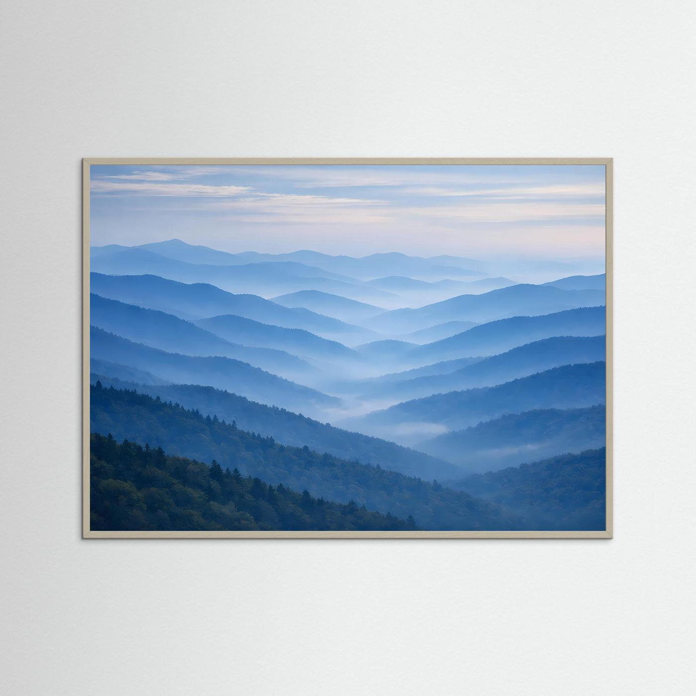 Wandbild mit Landschaft aus nebligen Bergtälern, hellbrauner Holzrahmen