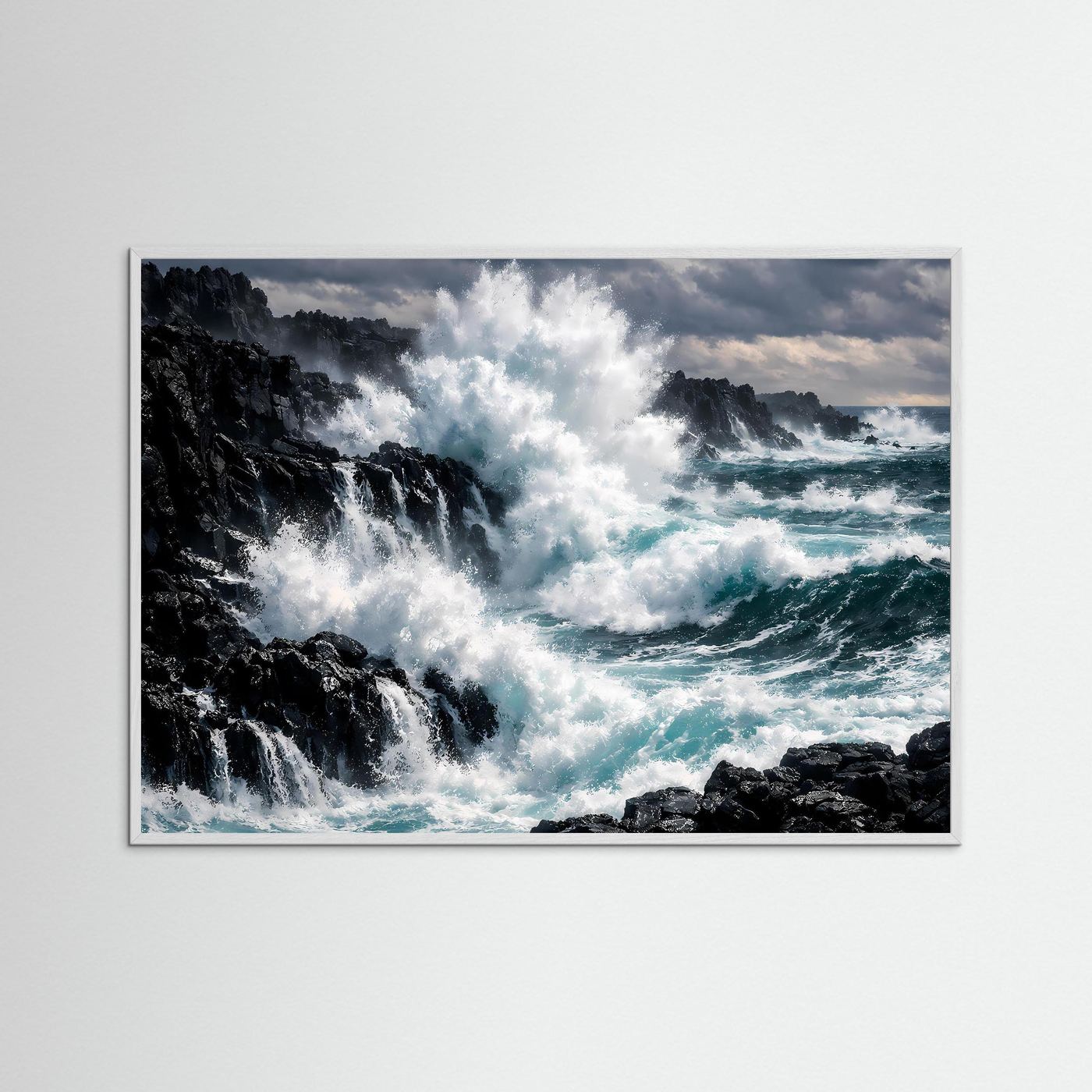 Meer-Wandbild mit Steinküste, Wellen und Felsen im grauen Holzrahmen.