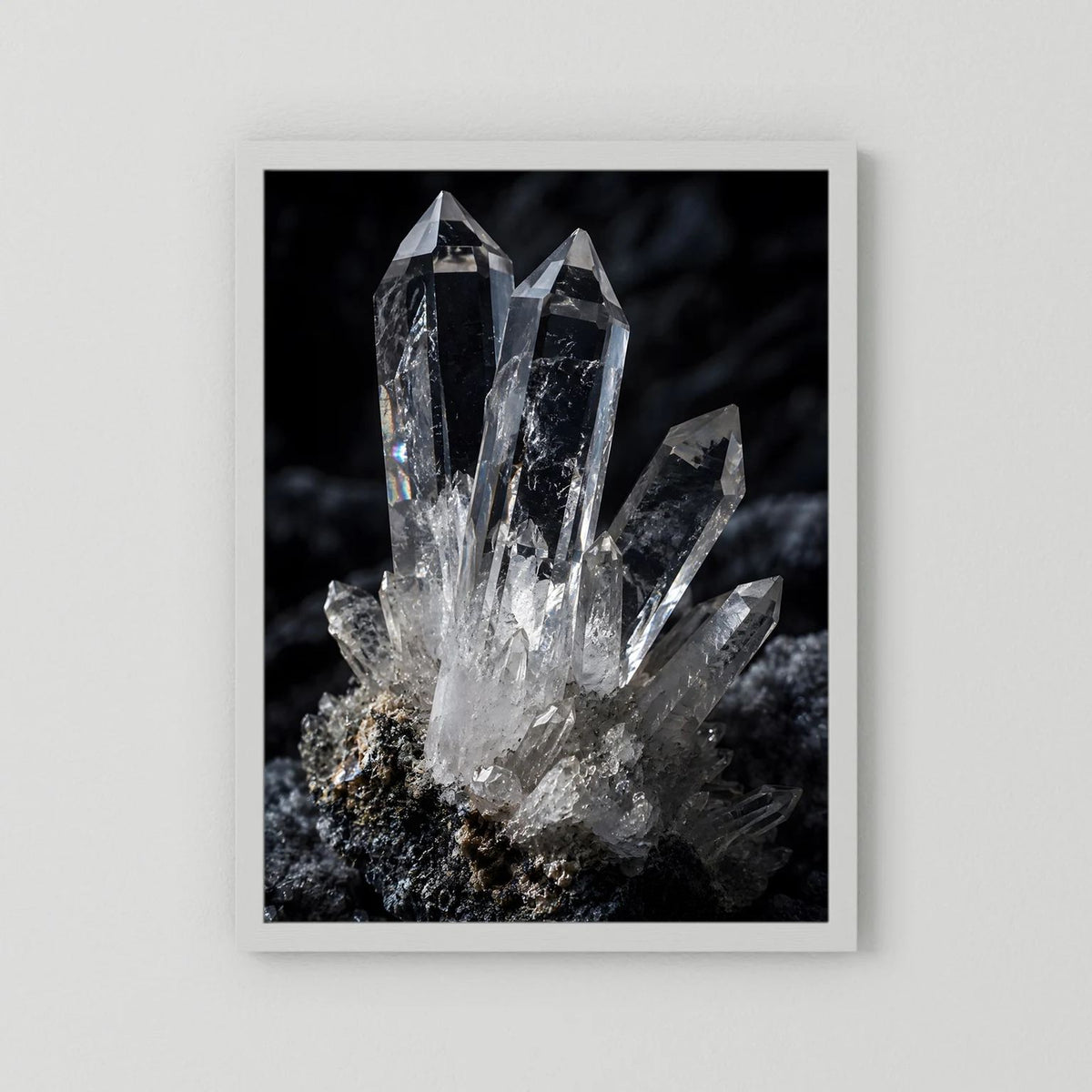Mineralien-Wandbild mit klarem Quarzkristall in weißem Passepartout, schwarzer Kernansicht