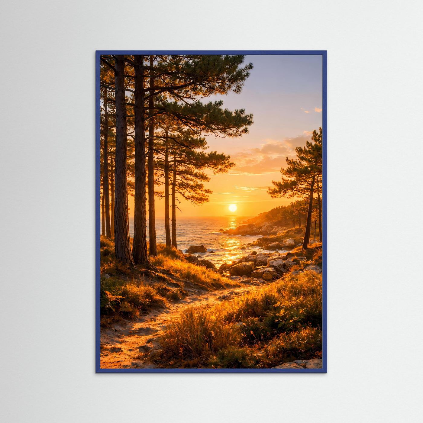 Küstenposter im Hochformat mit Pinienallee und Sonnenuntergang, im blauem Holzrahmen.