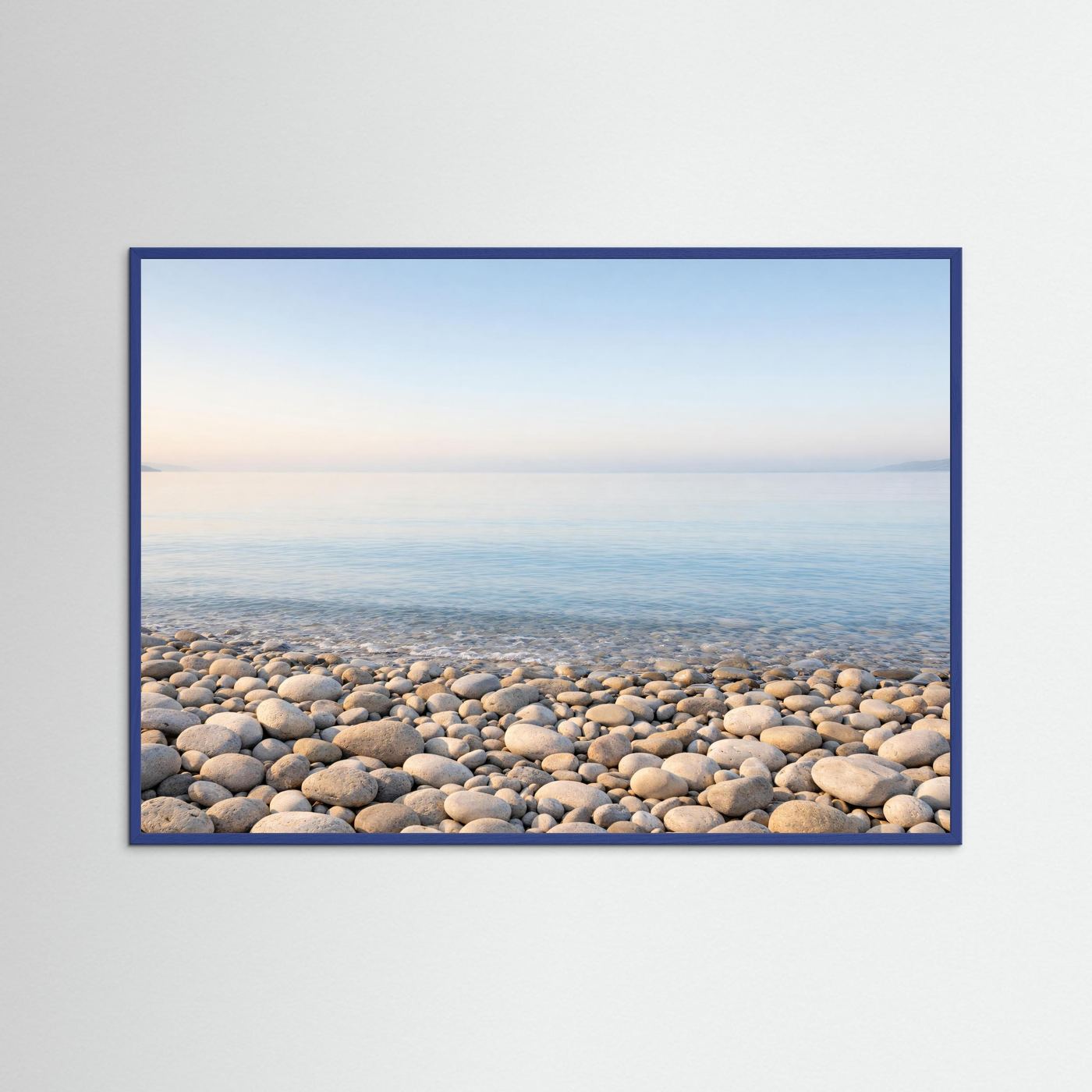 Panorama-Poster im Querformat mit blauem Holzrahmen: Steinstrand am ruhigen Meer