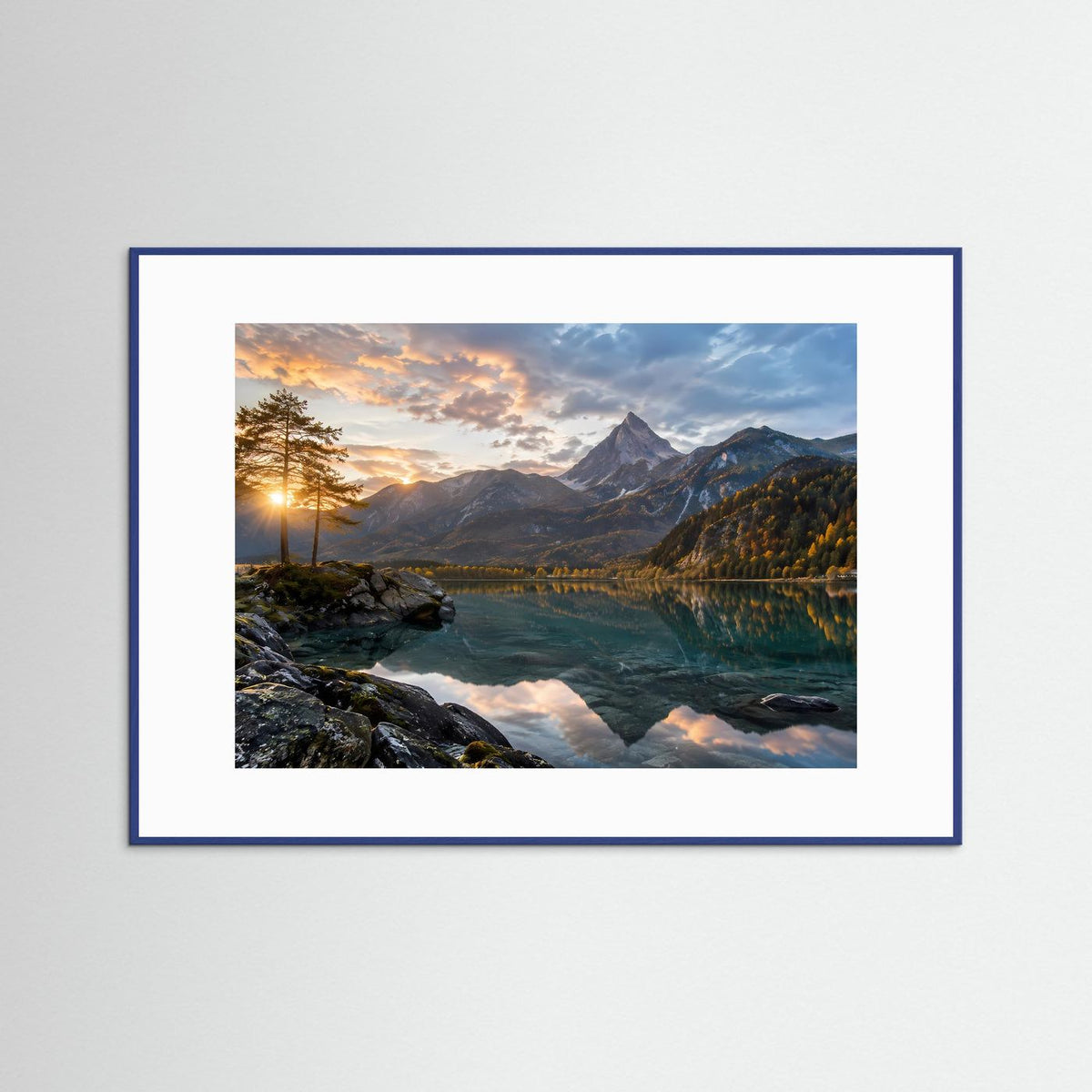 Gerahmtes Poster im Querformat mit Landschaft: See, Berge und Herbstwald bei Sonnenuntergang, blauer Rahmen