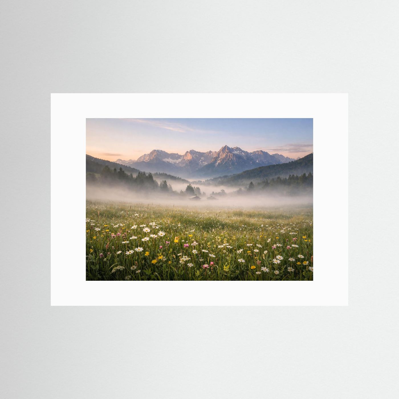 Panorama-Berg-Naturposter, horizontal, Blumenwiese mit Nebel und Bergen, weißes Passepartout
