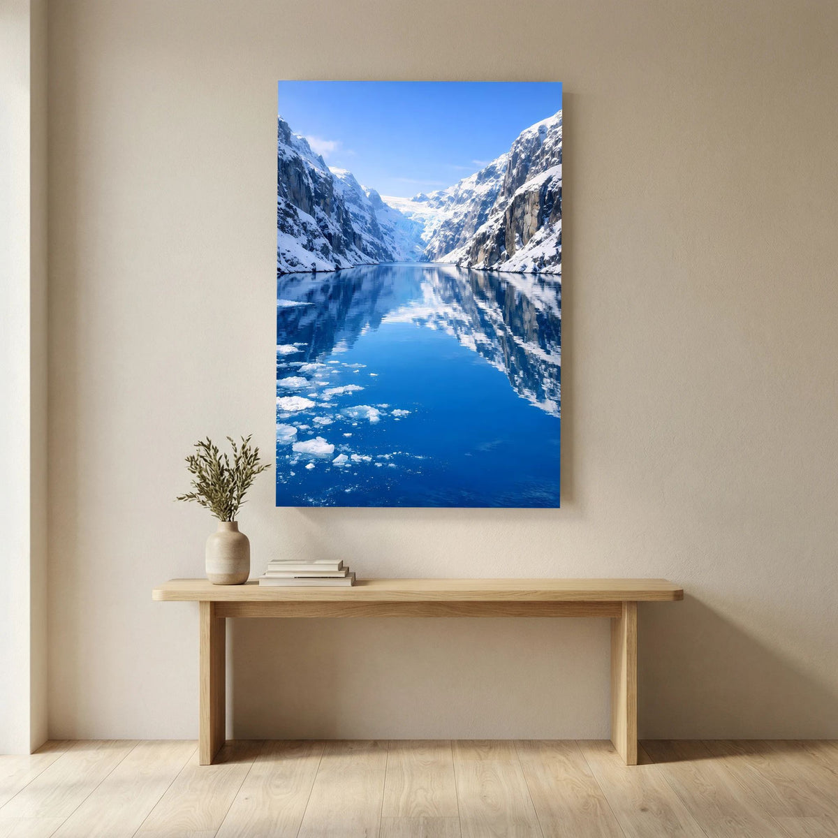 Hochformat Poster mit blauem Fjordwasser, Gletschereis und hohen schneebedeckten Bergen.