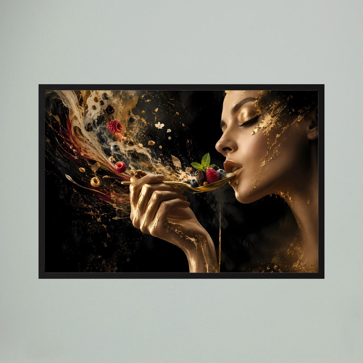Querformat-Poster mit Frau und goldenen Farbpartikeln, Beerenmotiv, schwarz eingefasst