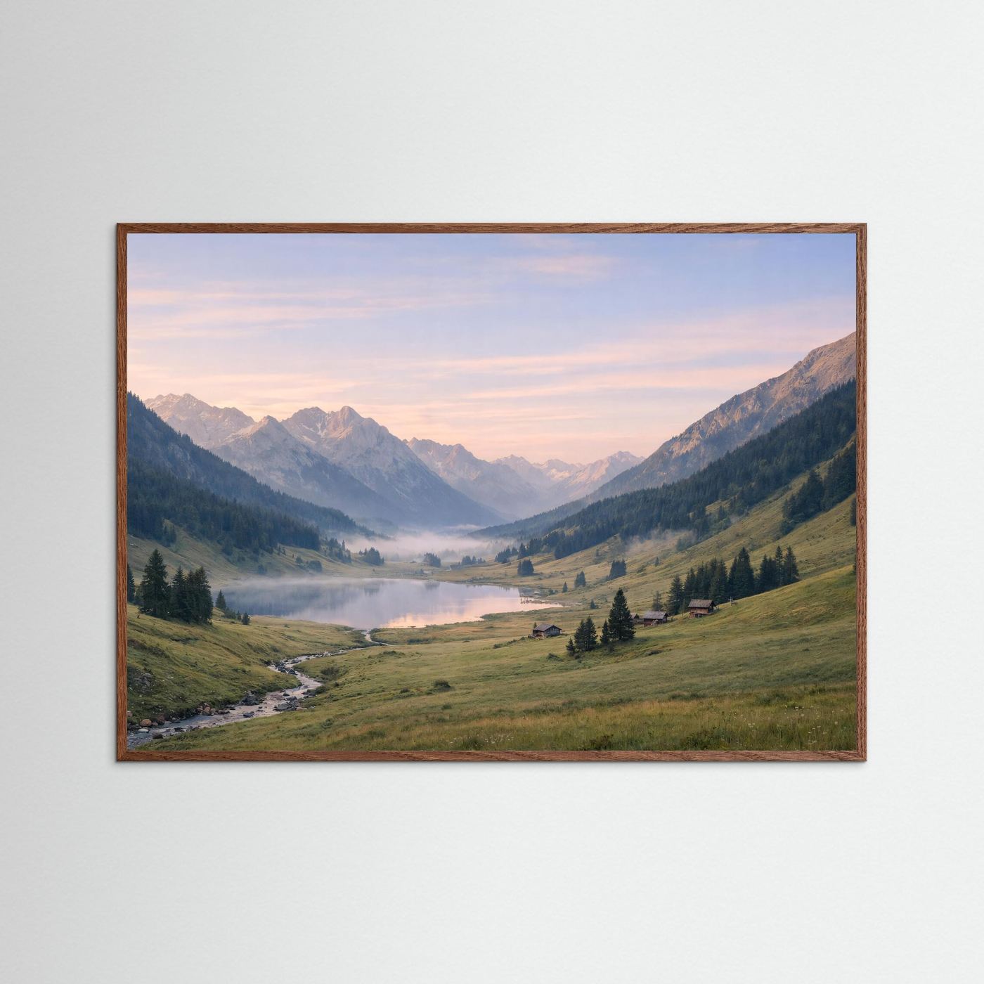Naturposter Panoramaformat mit Bergtal und Wiesen im dunklen Holzrahmen
