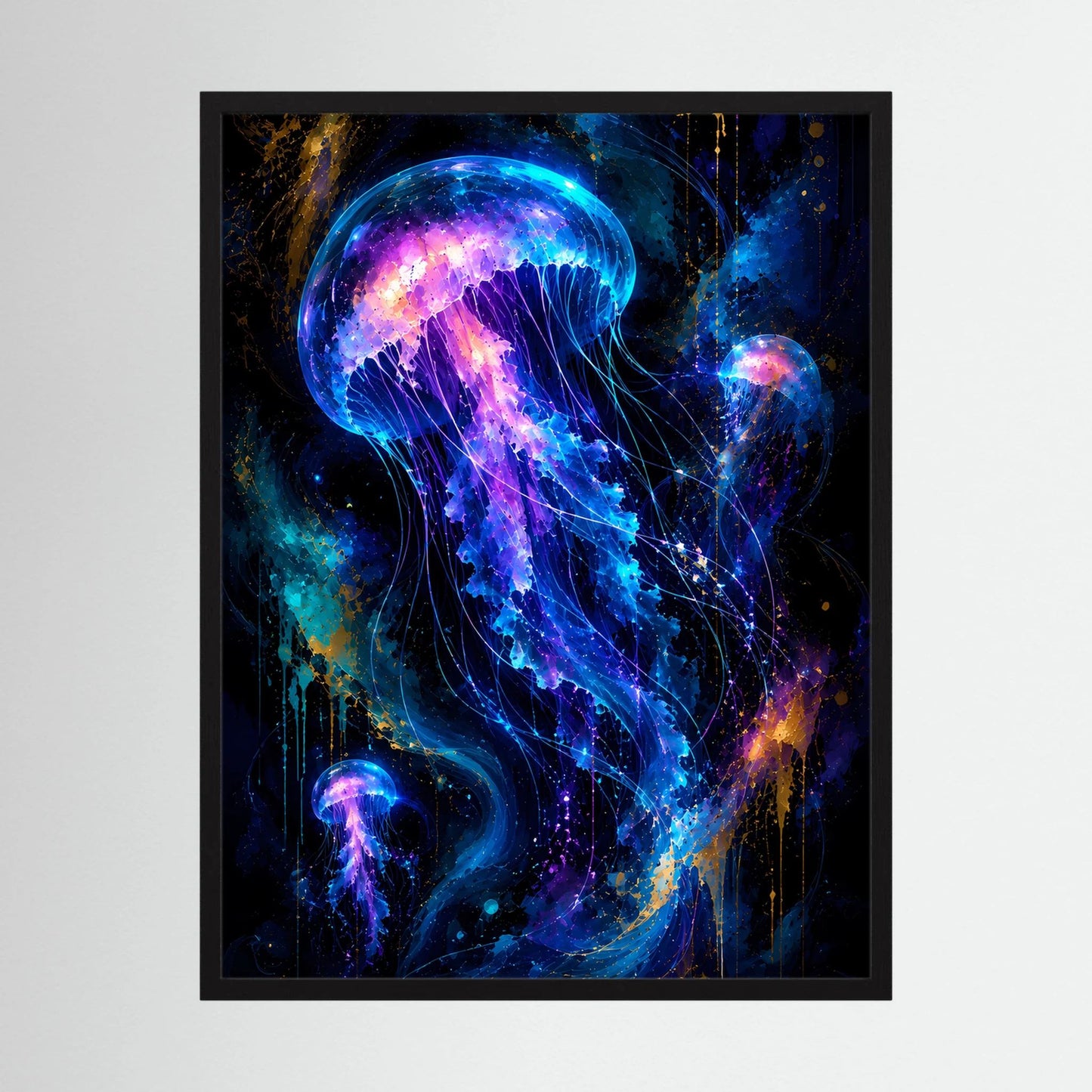 Poster mit leuchtenden Quallen in Neonblau und Violett, im schwarzen Rahmen