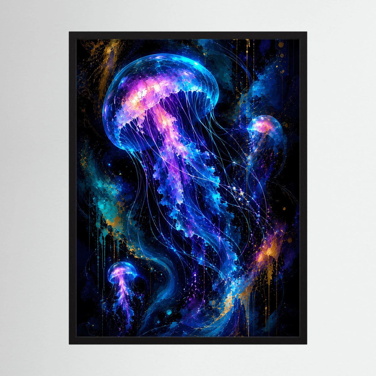 Poster mit leuchtenden Quallen in Neonblau und Violett, im schwarzen Rahmen