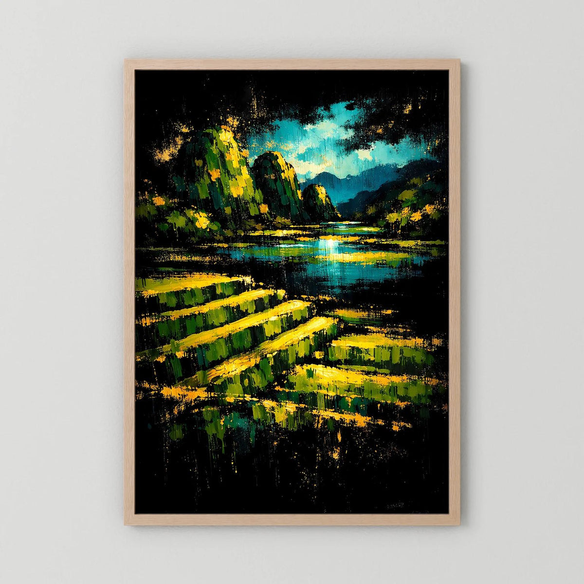 Landschaftsposter im beigen Holzrahmen: abstrakter Fluss mit grün-gelben Streifen und blauem Himmel.