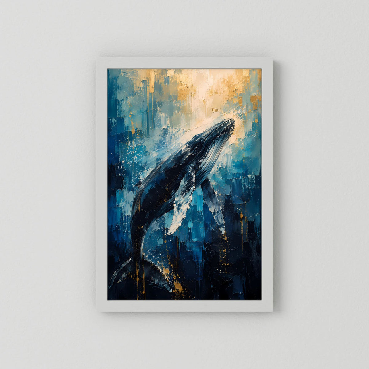 Poster mit Wal-Motiv im weißen Rahmen, abstrakt blau und gold, Hochformat