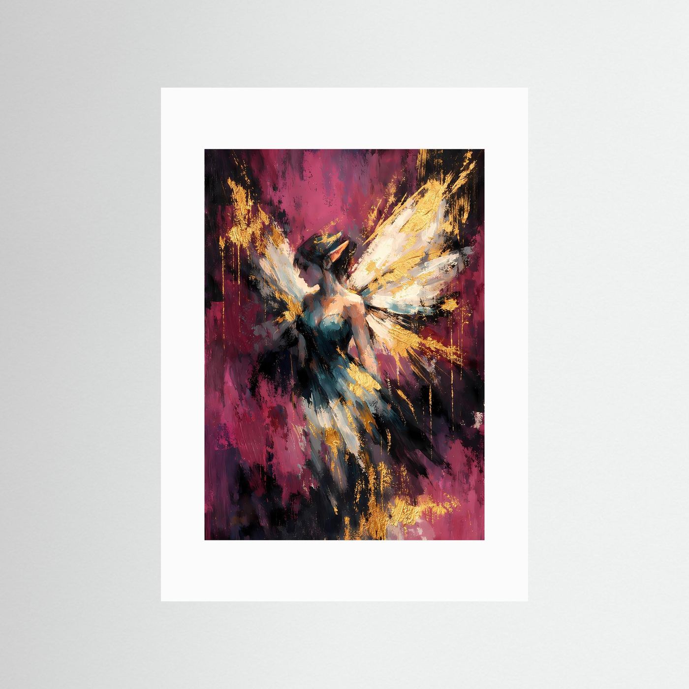 Fantasy-Poster im Hochformat mit Fee in Blaugrün, Flügeln in Gold, mit weißem Rand