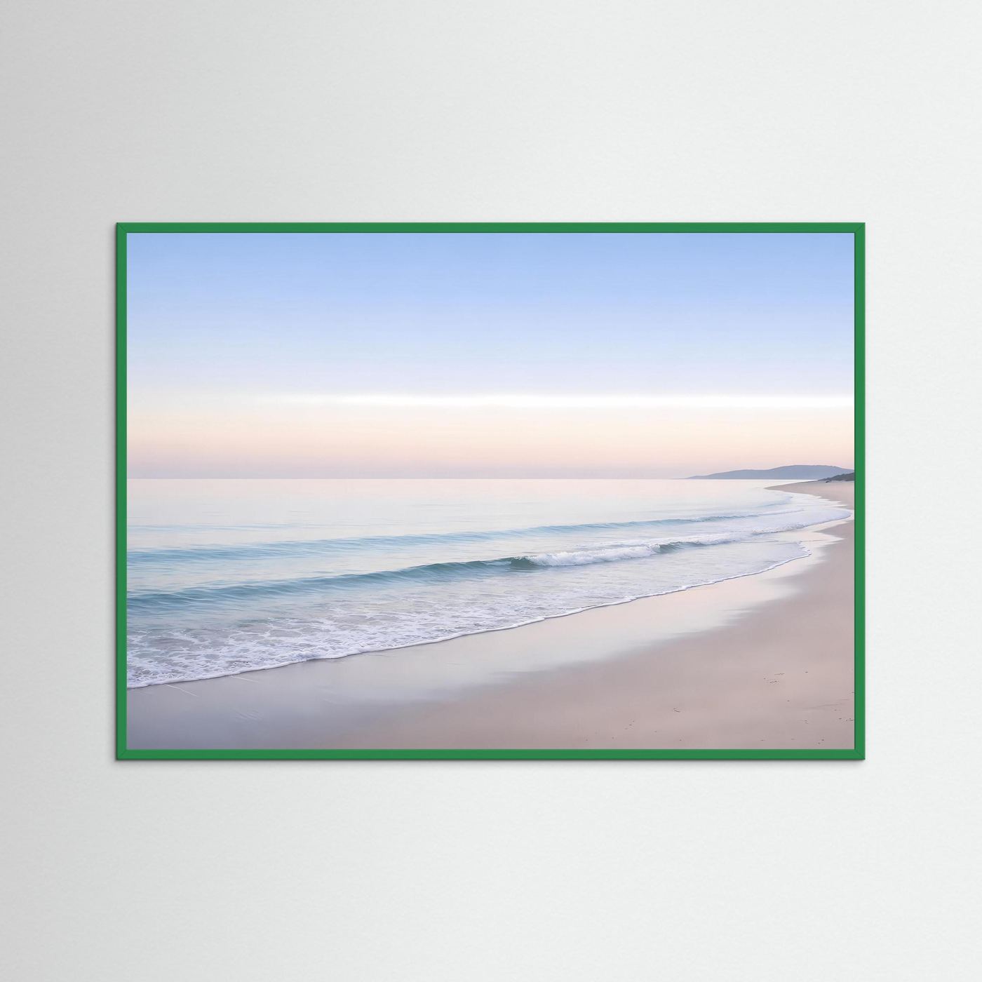 Meerstrand-Wandbild mit grünem Rahmen, sanfte Wellen und Pastellfarben