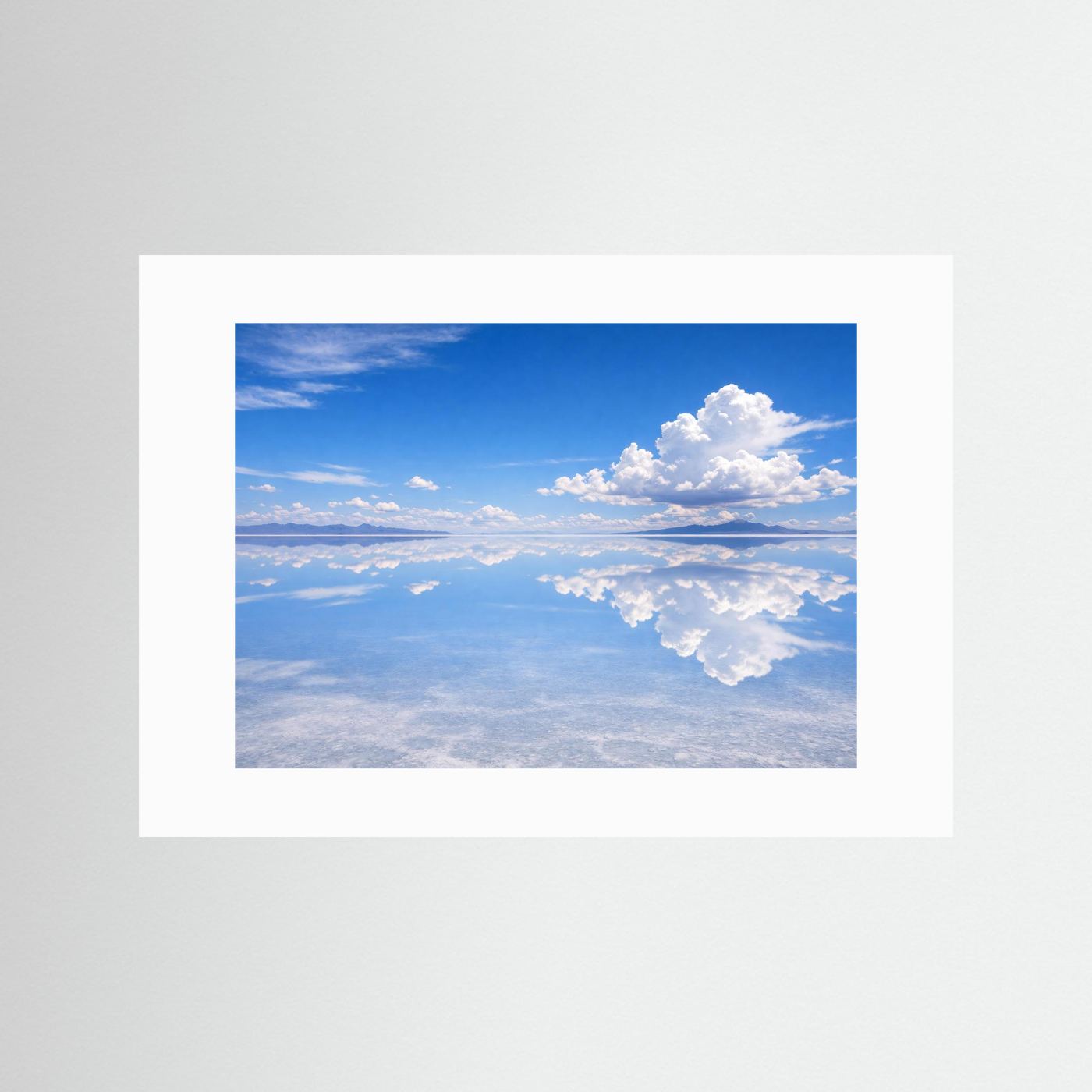Poster im Querformat mit weißem Passepartout und blauen Himmel, weißen Wolken, Spiegelung