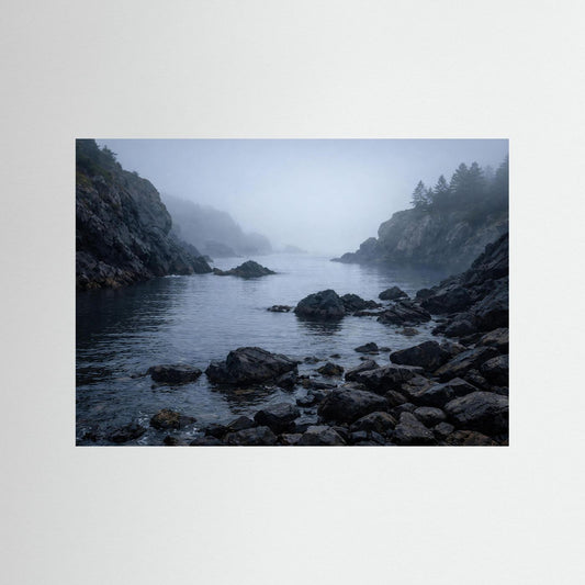 Poster mit Küstenlandschaft: Felsen, Wasser und Nebel, Querformat mit blauem Rand