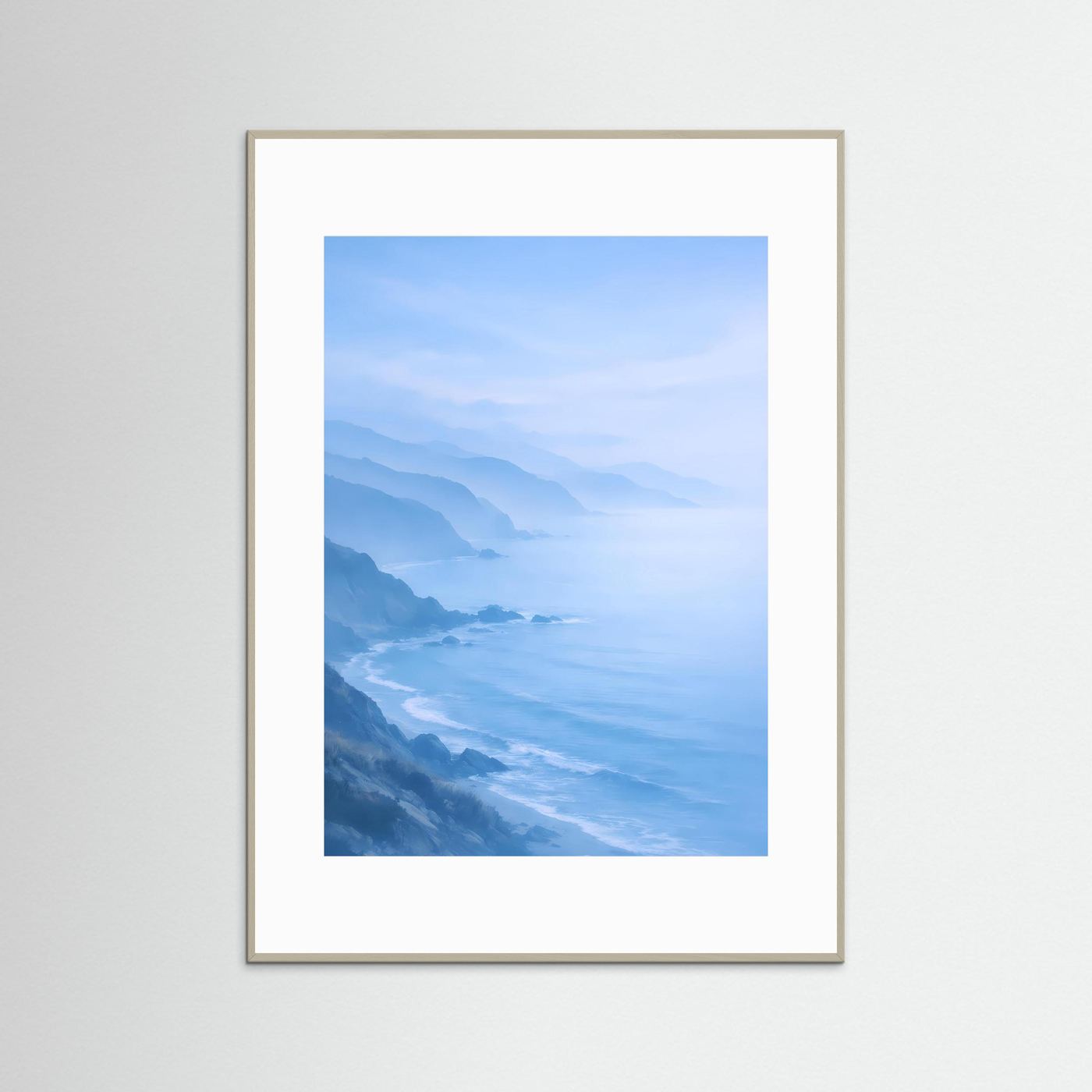 Küsten-Poster im Hochformat mit beigem Rahmen, blaues Meer und Nebel zwischen Hügeln