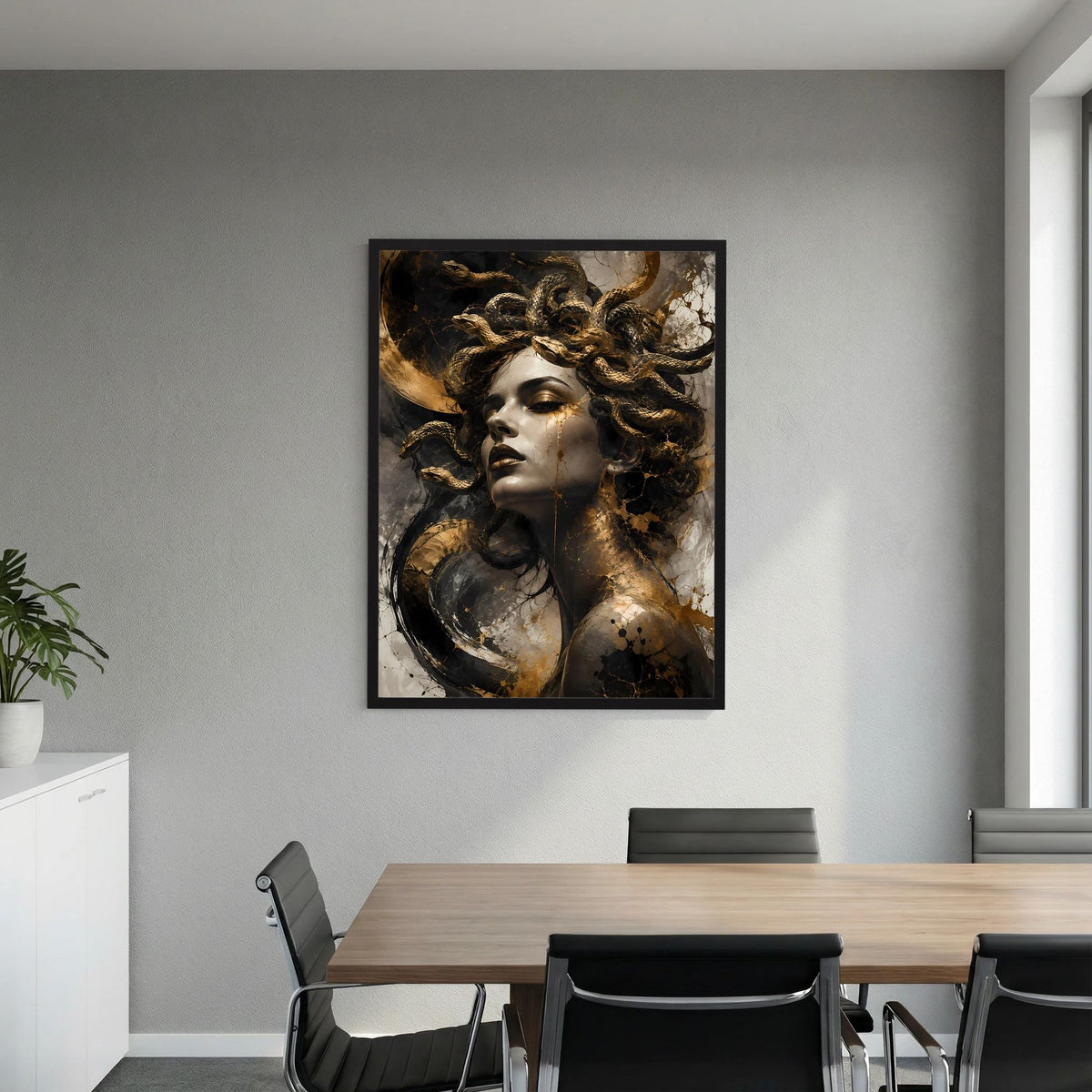 Gerahmtes Poster mit Medusa-Motiv: Frau in Schwarz-Gold, Haar aus goldenen Schlangen