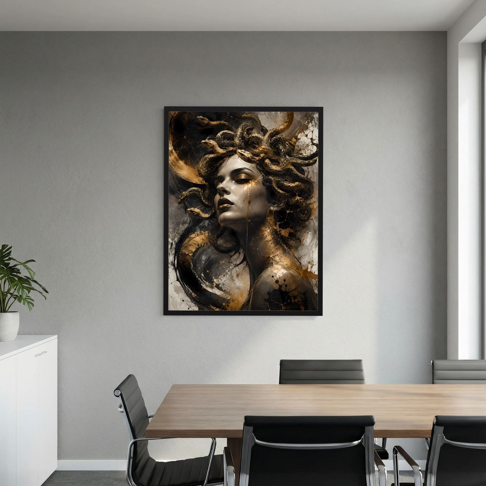 Gerahmtes Poster mit Medusa-Motiv: Frau in Schwarz-Gold, Haar aus goldenen Schlangen