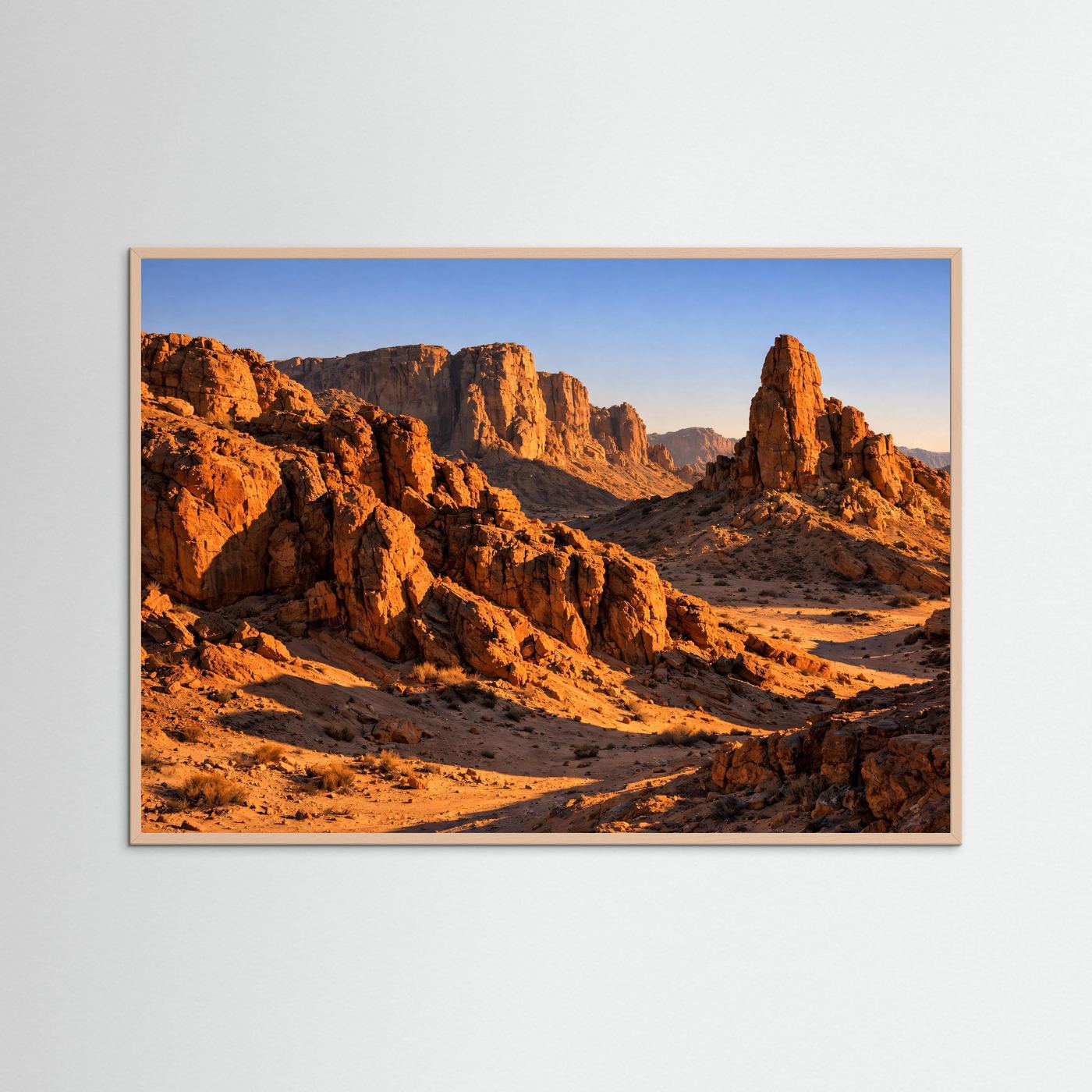 Naturposter in blauem Rahmen: Panoramaansicht einer Wüstenlandschaft mit Felsnadeln