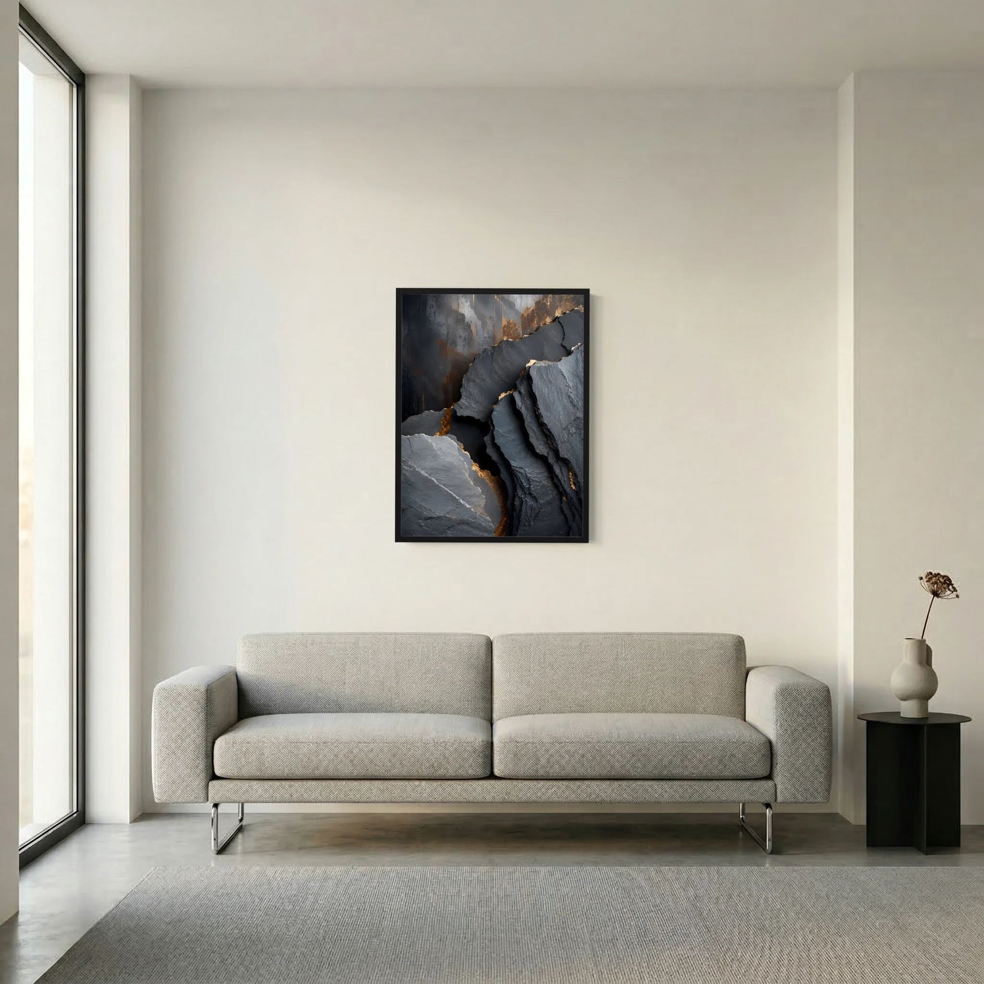 Hochformat-Poster mit abstrakten Steinstrukturen in Schwarz und Gold, im schwarzen Rahmen