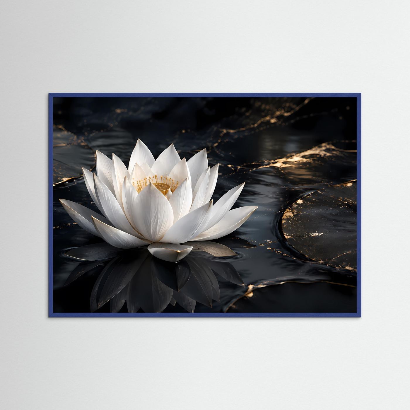 Lotus-Wandbild mit weißer Blüte auf dunklem Wasser und goldenen Akzenten, blauer Rahmen