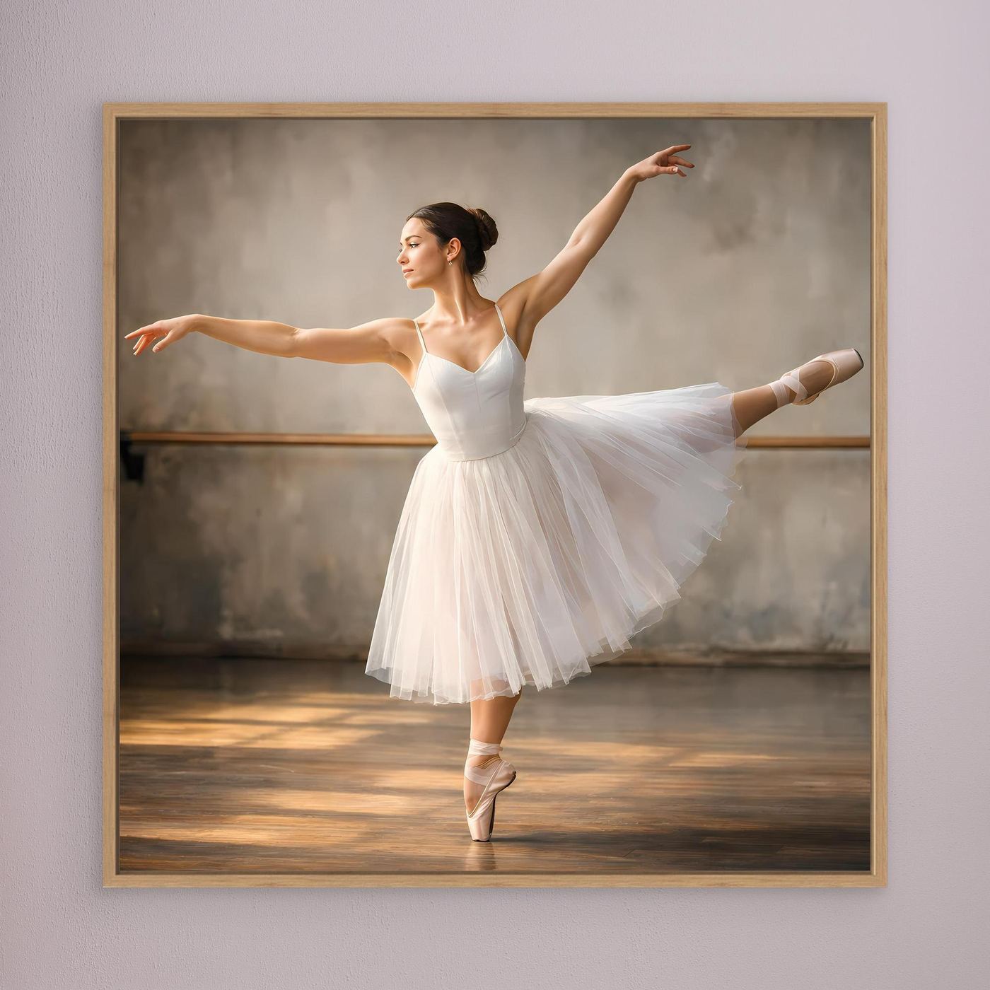 Wandbild mit Ballerina im weißen Tüllkleid, heller Holzrahmen, seitliche Tanzhaltung