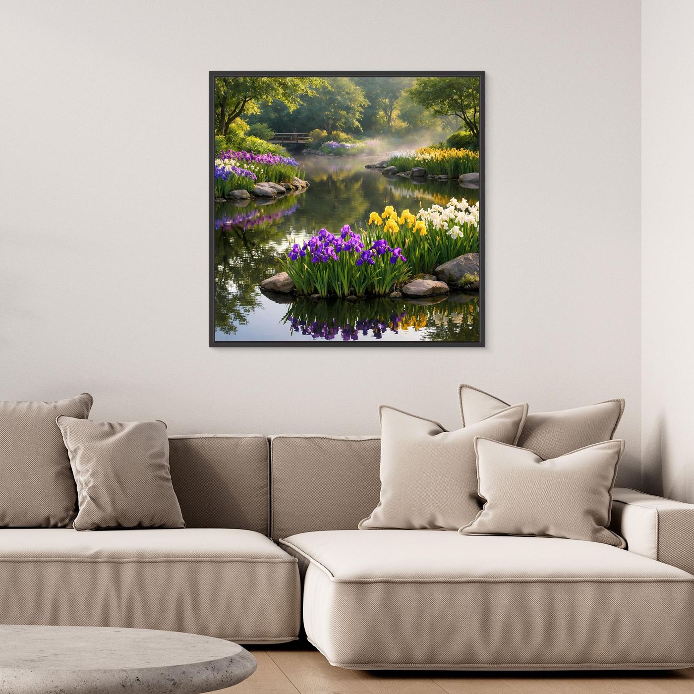 Quadratisches Leinwandbild mit lila Irisblüten, grünem Ufer und sanfter Wasseroberfläche