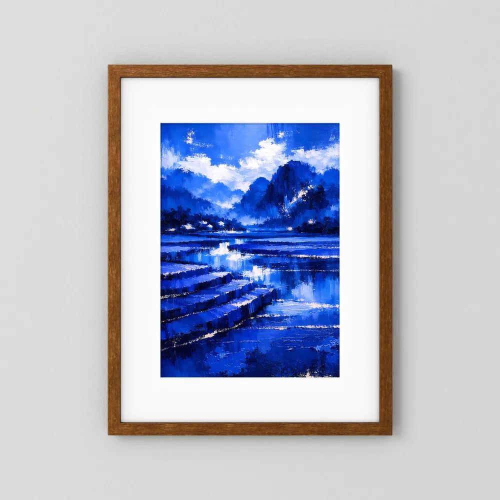 Poster mit blauem Landschaftsmotiv, Holzrahmen braun, See mit Spiegelung