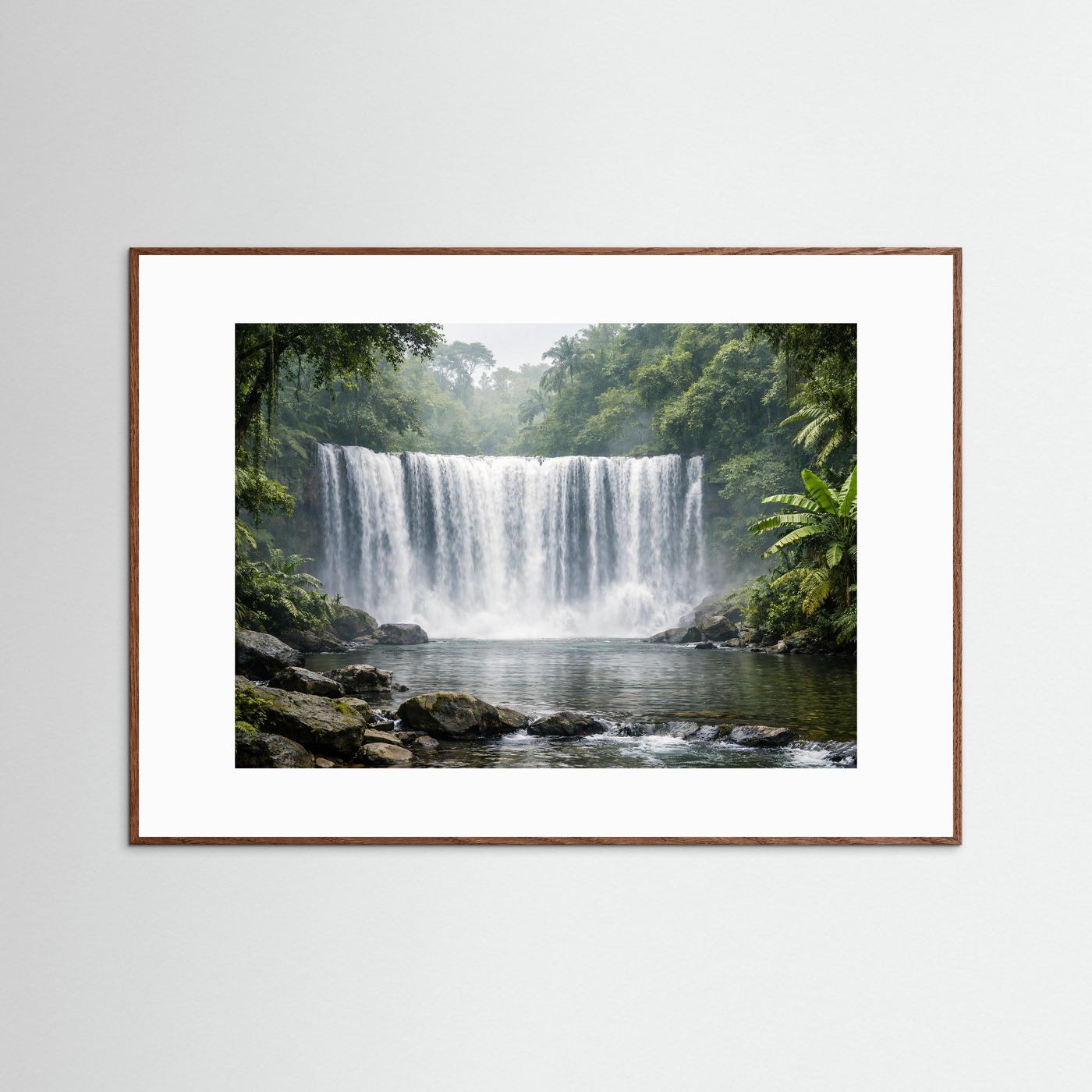 Naturposter mit Dschungel-Wasserfall, brauner Holzrahmen und weißer Passepartout-Kante