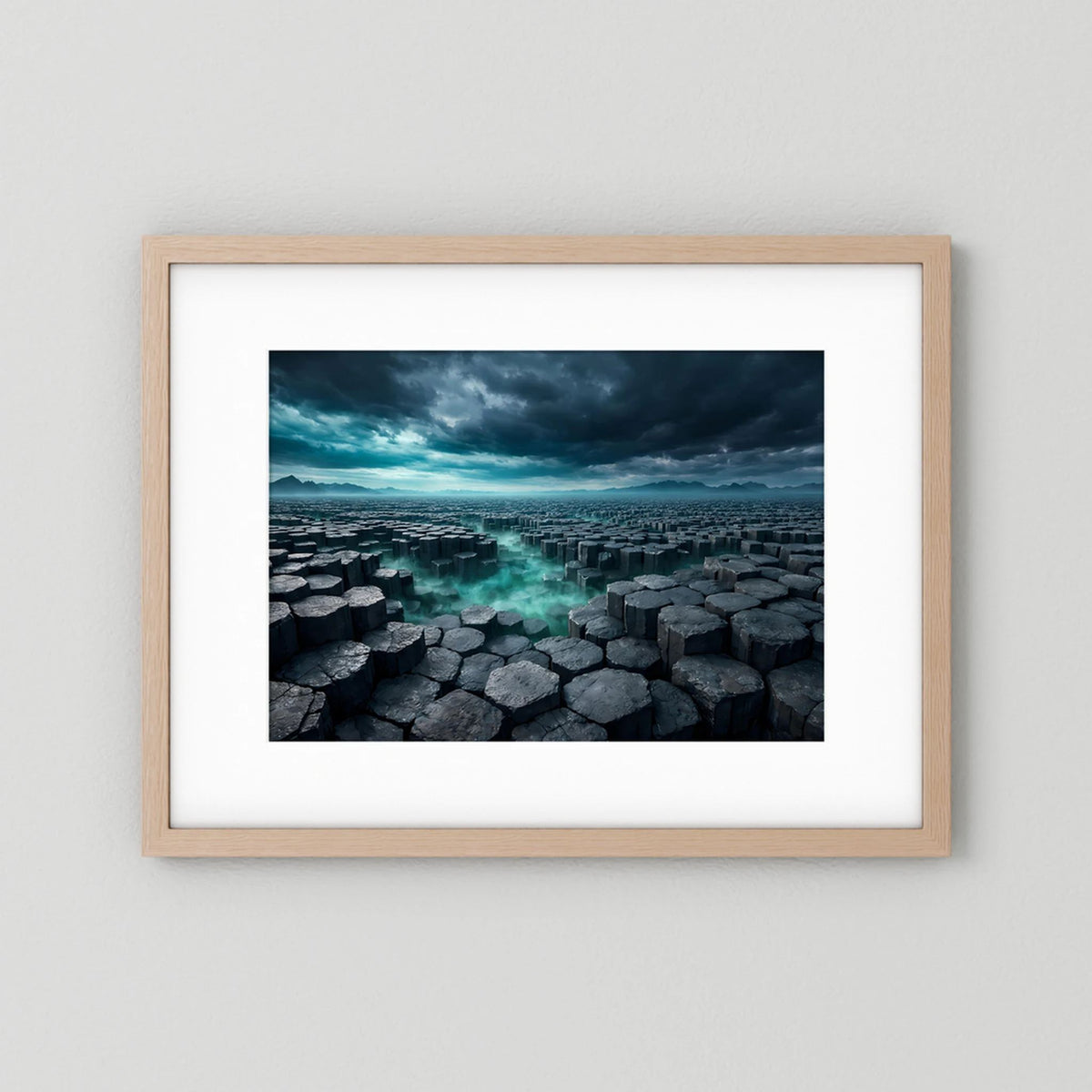 Wandbild mit Basaltsäulen über Felsflächen und blauem Fluss, hellbrauner Holzrahmen, Querformat