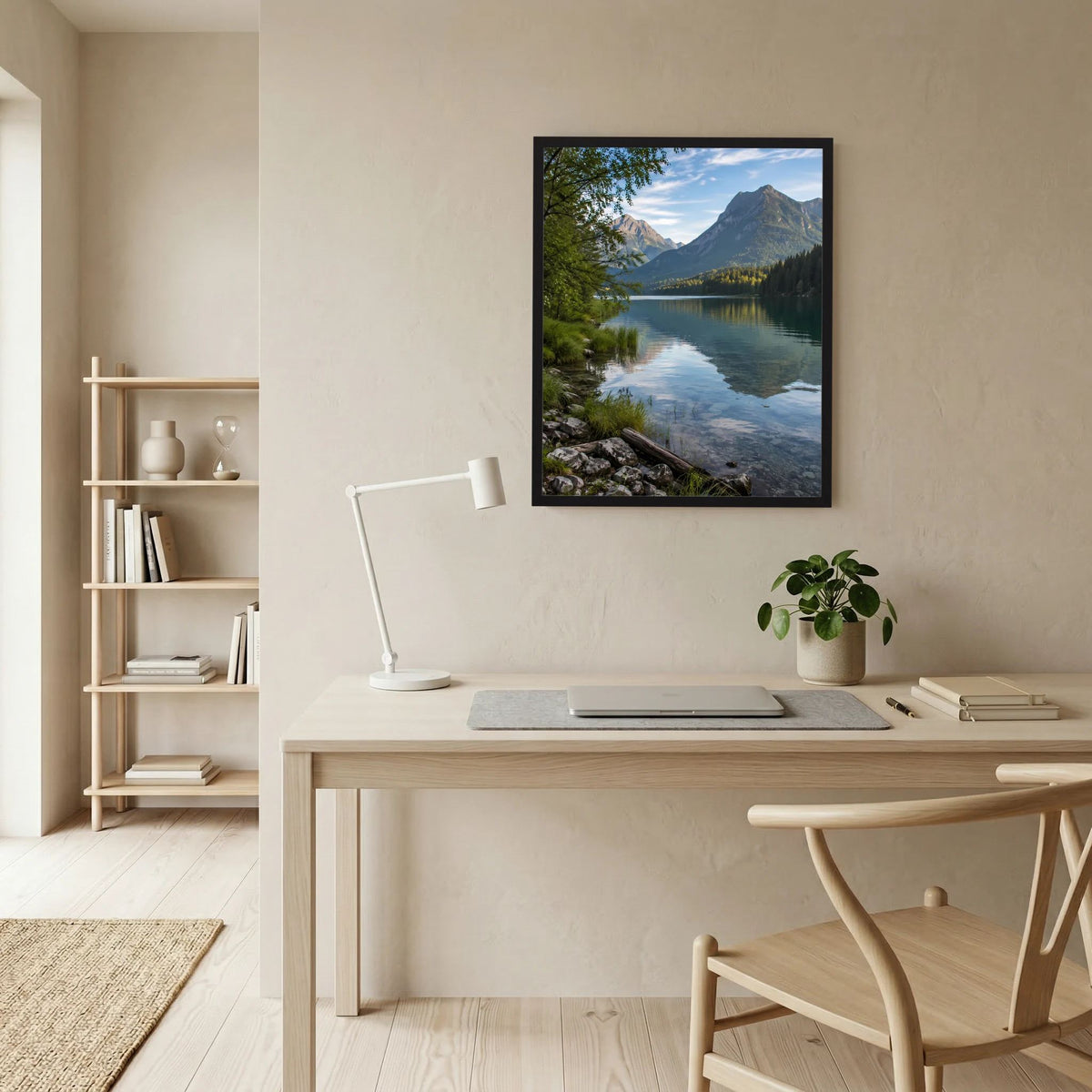 Wandbild im schwarzen Rahmen über Schreibtisch: Bergsee mit Berggipfeln